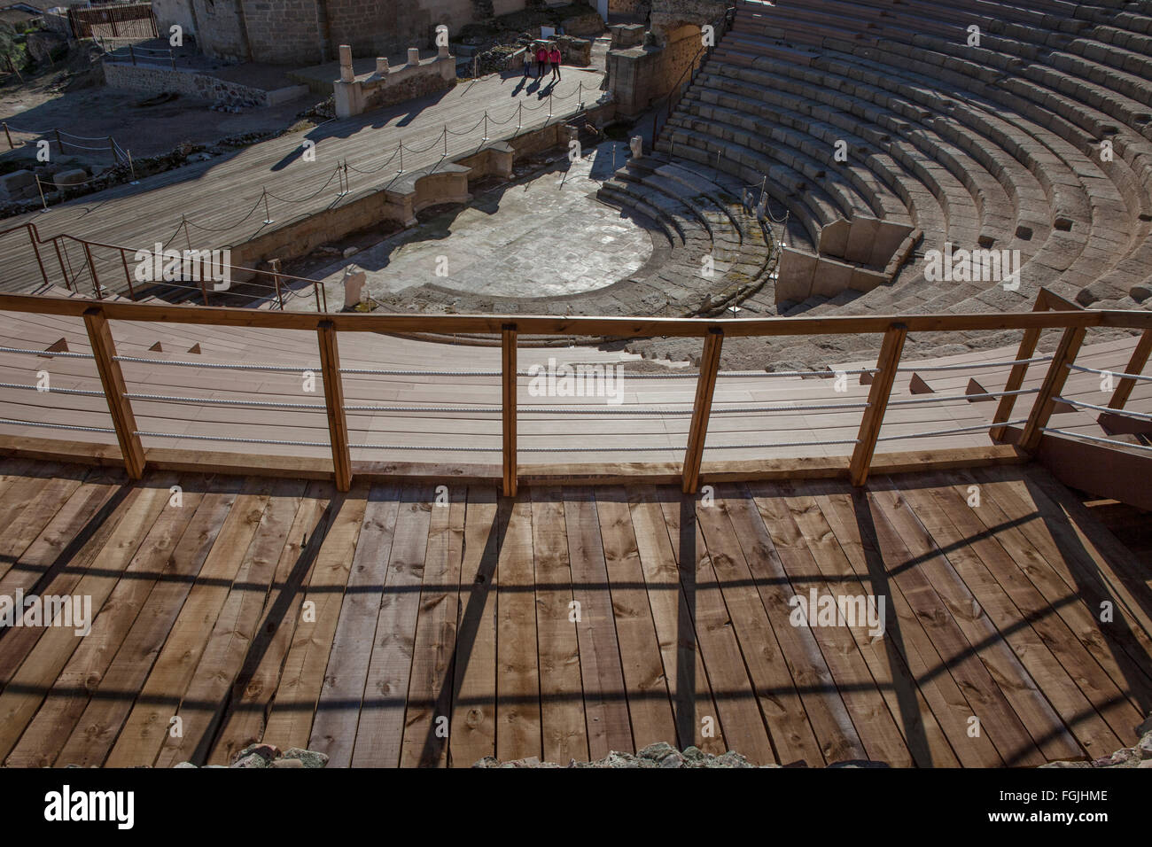 Due persone con guida turistica visita del teatro romano di Medellin, Spagna. Alta Vista dalla tribuna dello stadio Foto Stock