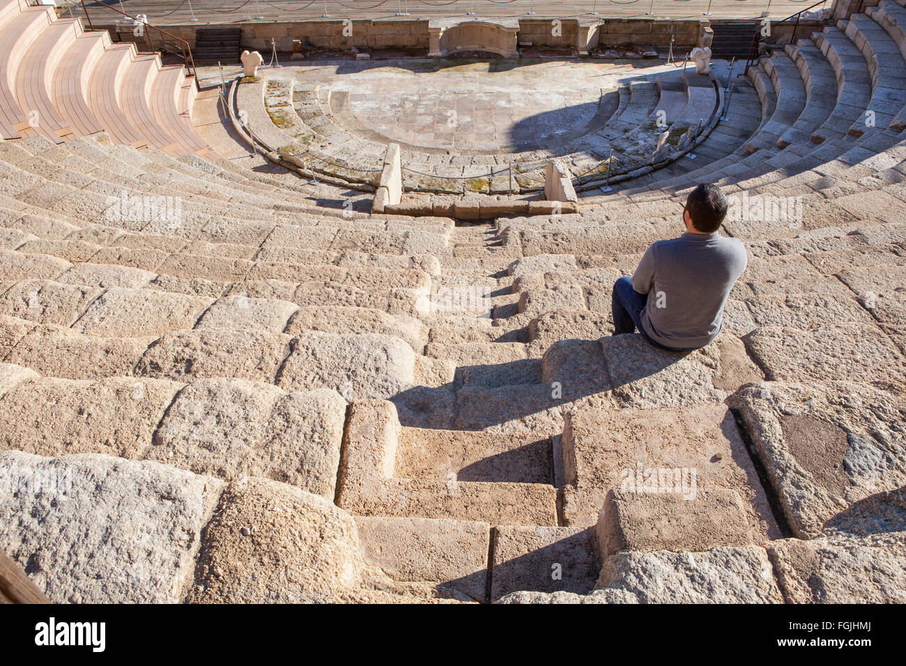 Turisti in visita al teatro romano di Medellin, Spagna. Egli è seduto sul grandstand godendo di una magnifica vista Foto Stock