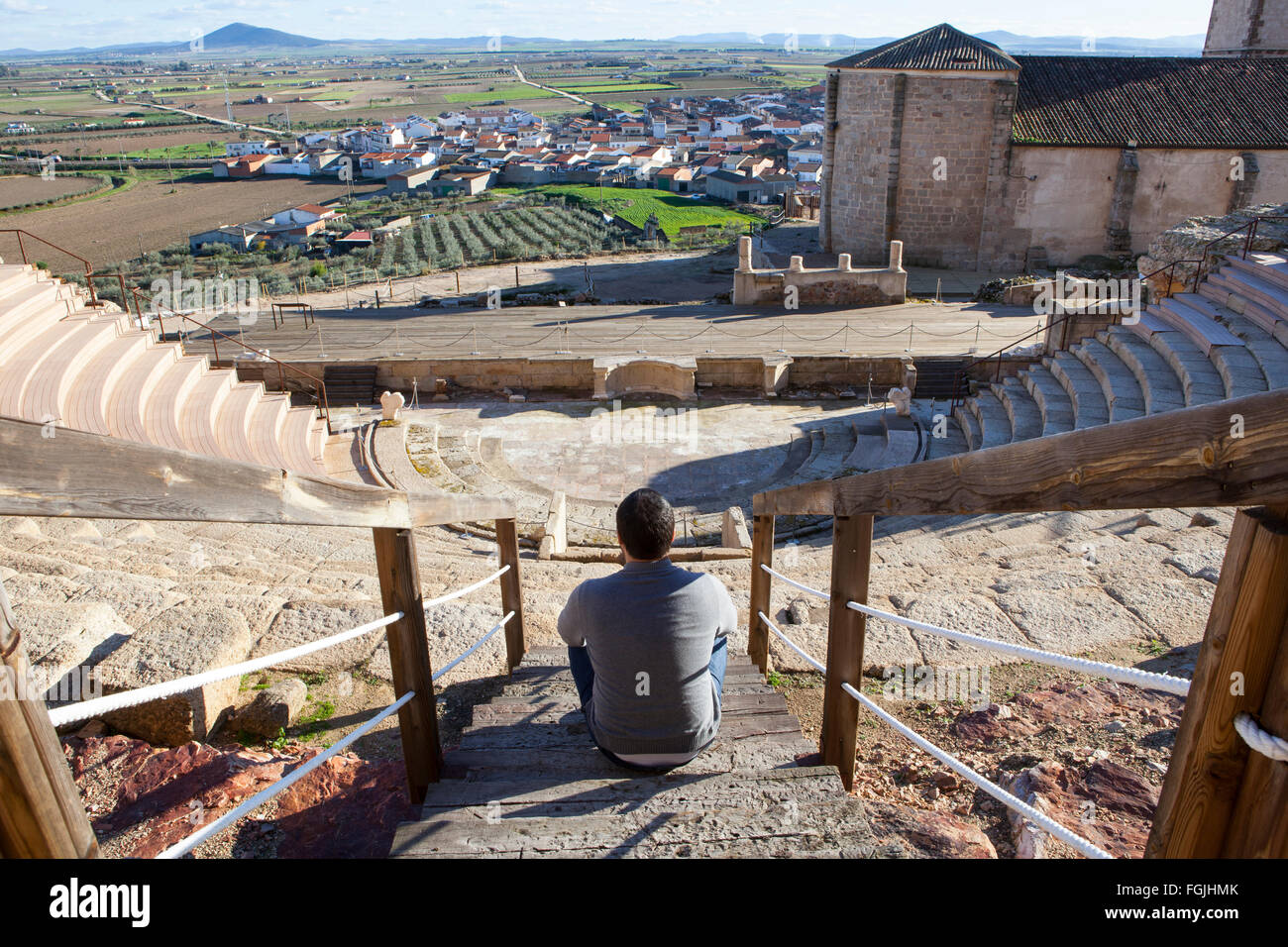 Turisti in visita al teatro romano di Medellin, Spagna. Egli è seduto sul grandstand godendo di una magnifica vista Foto Stock
