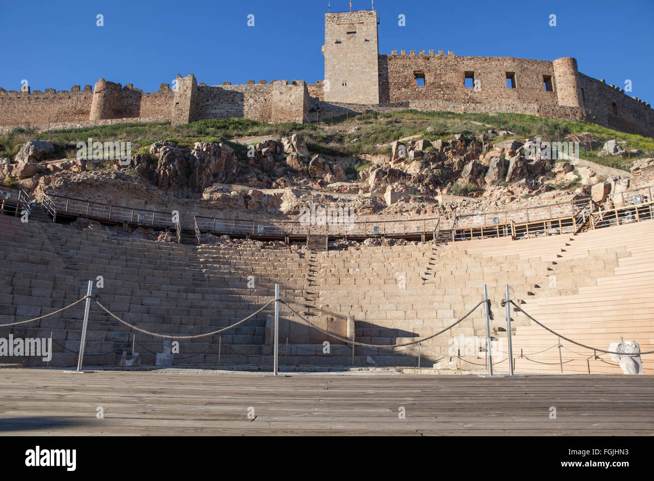 Teatro romano e il castello di Medellin, Spagna. Vista bassa da stadio a grandstand Foto Stock