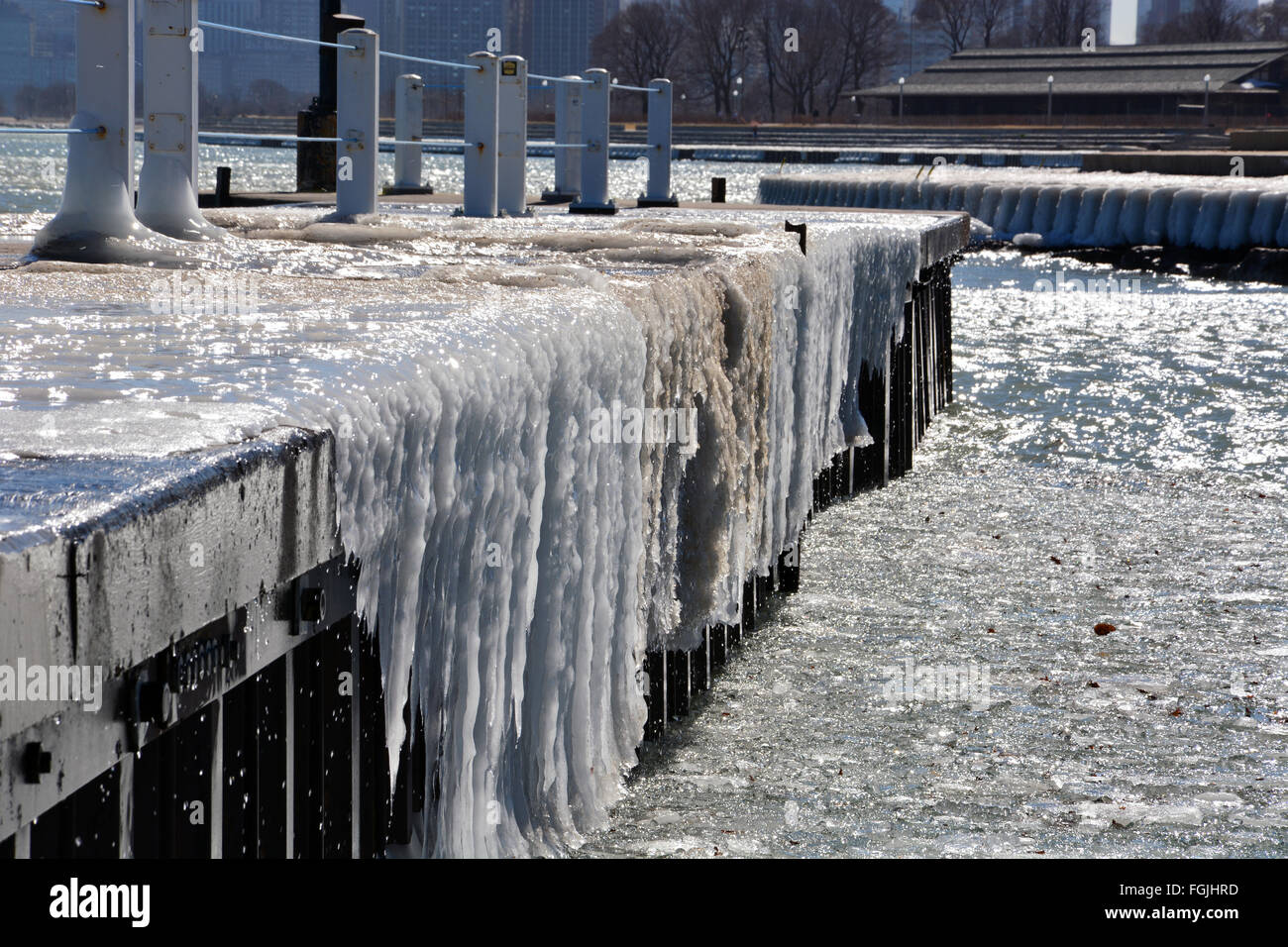 Molla ghiaccio fonde off una parete di rottura pier nel lago Michigan presso il porto di Diversey ingresso in Chicago. Foto Stock