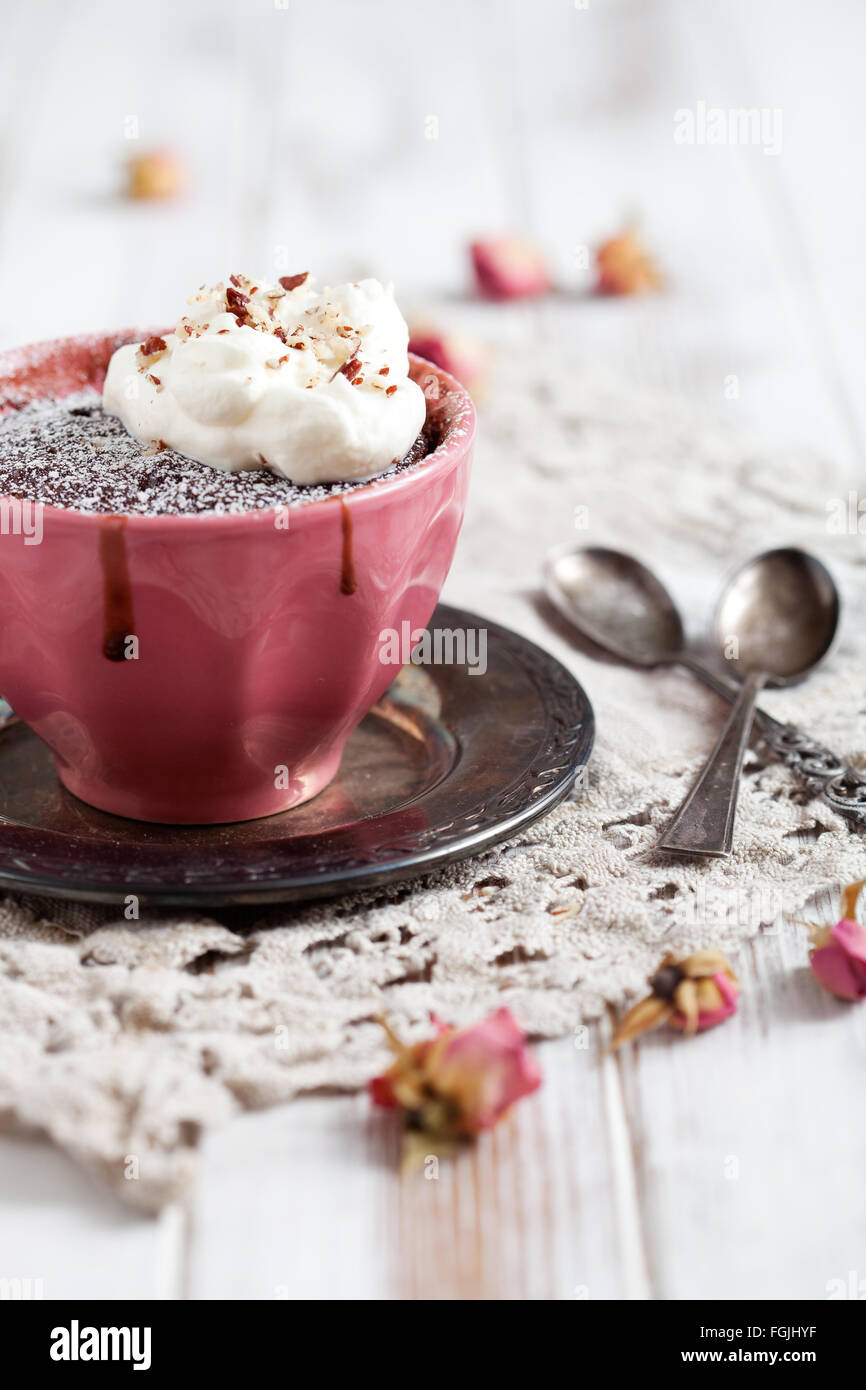 Cioccolato artigianale mug la torta con lo zucchero a velo Foto Stock