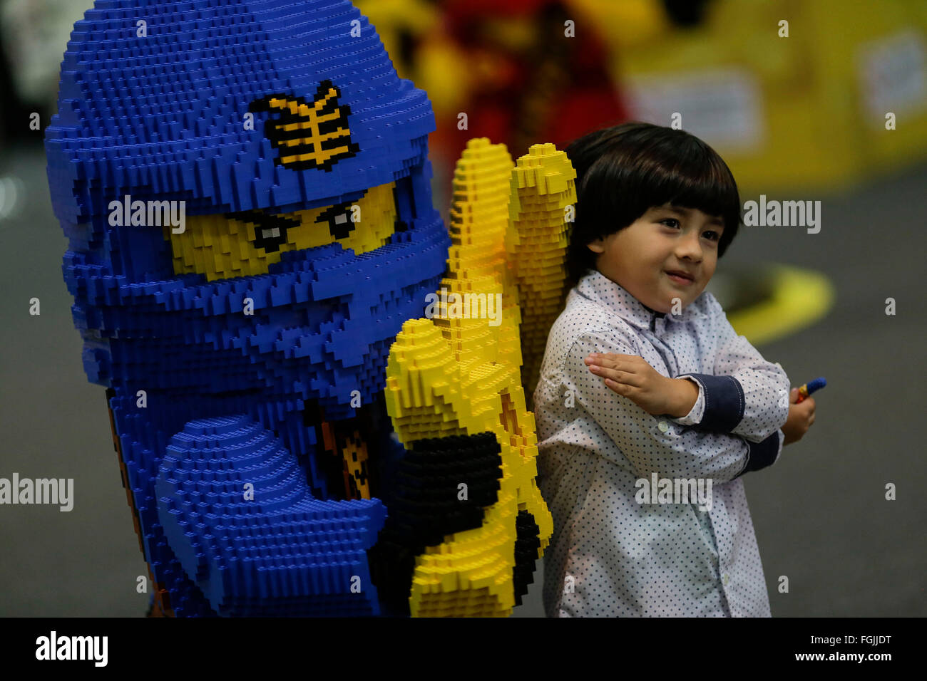 Bogotà, Colombia. 19 Feb, 2016. Un ragazzo pone con una figura fatta con blocchi di Lego al Lego Fest, a Bogotà, Colombia, il 19 febbraio, 2016. Secondo la stampa locale, la Lego Fest è detenuto dal febbraio 19 al 13 marzo a Bogotà, con repliche di diversi personaggi realizzati con blocchi di Lego. © Jhon Paz/Xinhua/Alamy Live News Foto Stock