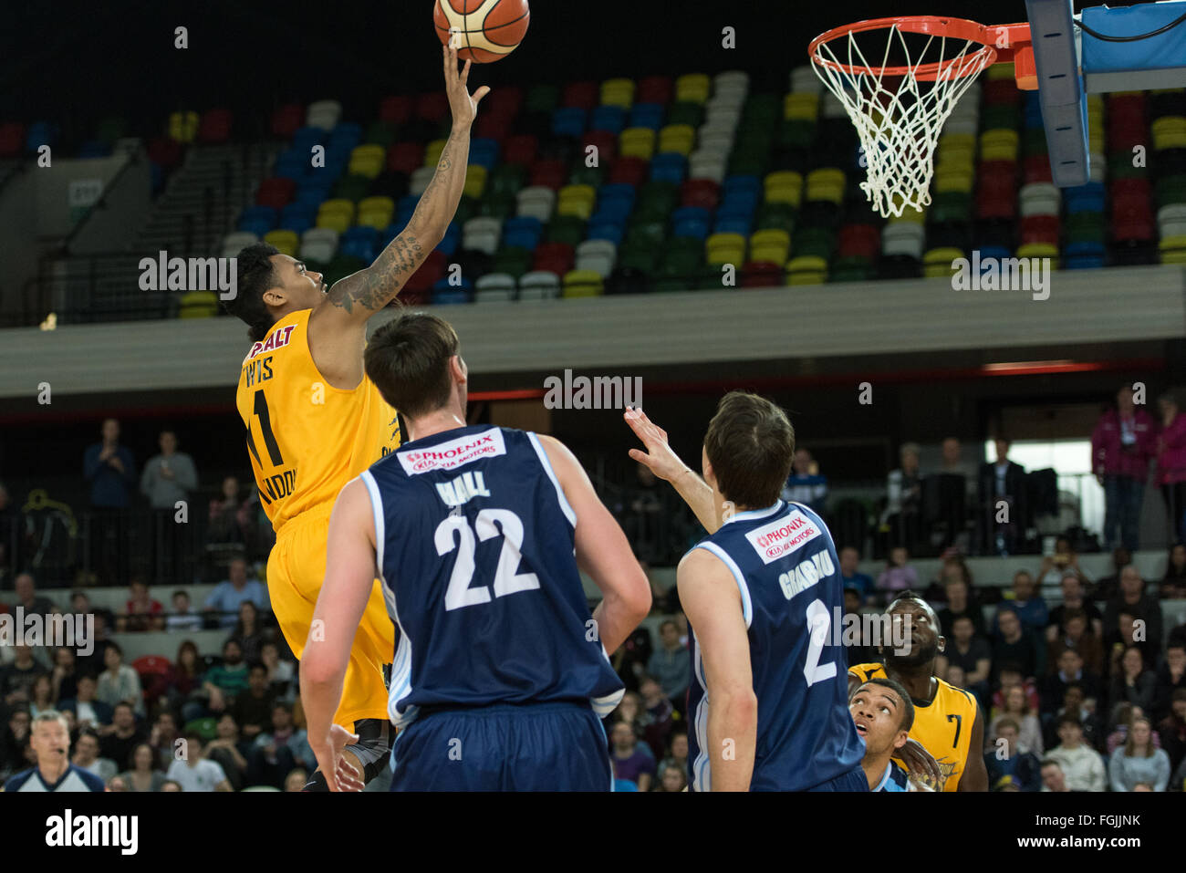 Londra, Inghilterra, 20 febbraio 2016. London Lions Nick Lewis (11) scatti per il cestello sopra sarà Hall (22) Annuncio Riley Grabau (02). BBL gioco presso la casella di rame Arena del Parco Olimpico. London Lions perso a Glasgow Rocks 81 vs 80. Credito: pmgimaging/Alamy Live News Foto Stock