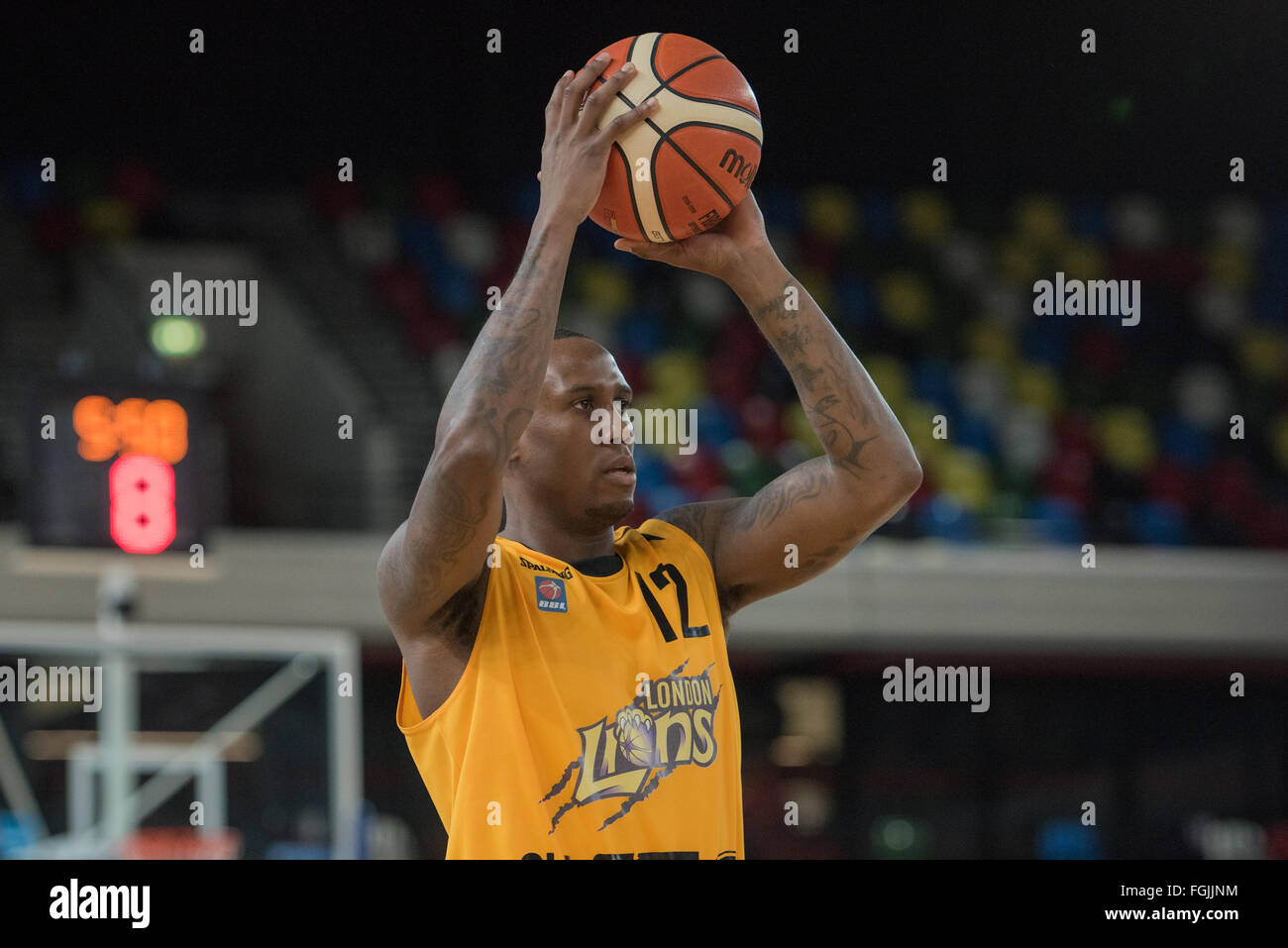 Londra, Inghilterra, 20 febbraio 2016. London Lions Alex Owumi (12) cerca un compagno di squadra. BBL gioco presso la casella di rame Arena del Parco Olimpico. London Lions perso a Glasgow Rocks 81 vs 80. Credito: pmgimaging/Alamy Live News Foto Stock