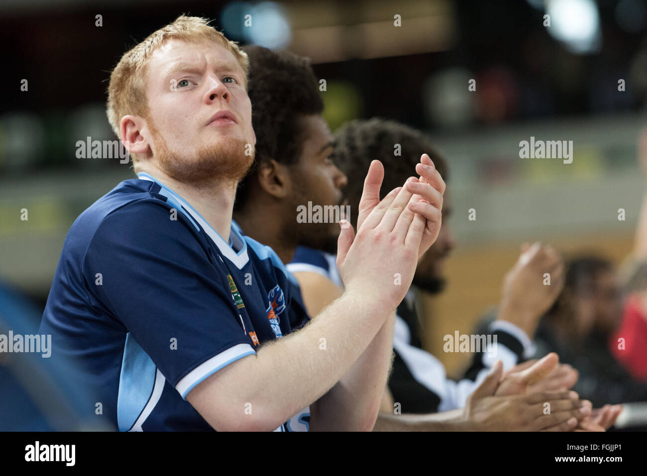 Londra, Inghilterra, 20 febbraio 2016. Rocce di Glasgow Jonny Bunyan (09) tubicini mentre si verifica il quadro di valutazione. BBL gioco presso la casella di rame Arena del Parco Olimpico. London Lions perso a Glasgow Rocks 81 vs 80. Credito: pmgimaging/Alamy Live News Foto Stock
