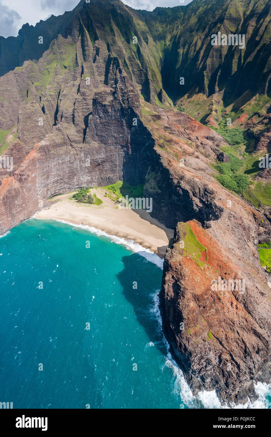 Vista aerea di Honopu Arch e Kalepa Ridge sulla costa di Na Pali di Kauai, Hawaii. Foto Stock