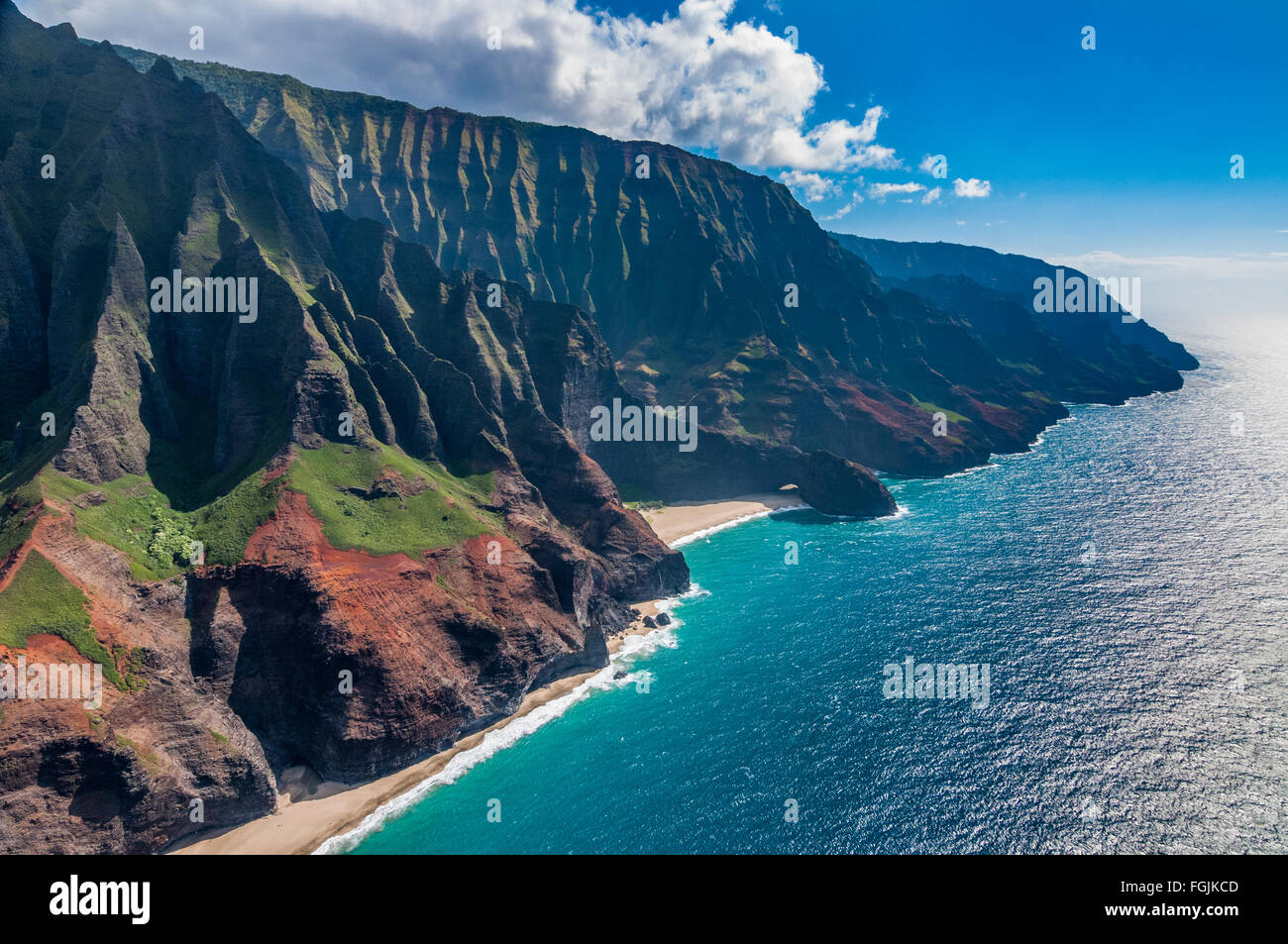 Vista aerea di Honopu Arch e Kalepa Ridge sulla costa di Na Pali di Kauai, Hawaii. Foto Stock