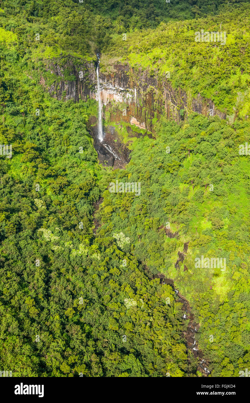 Vista aerea della grande vasca con cascata, Kauai, Hawaii. Foto Stock