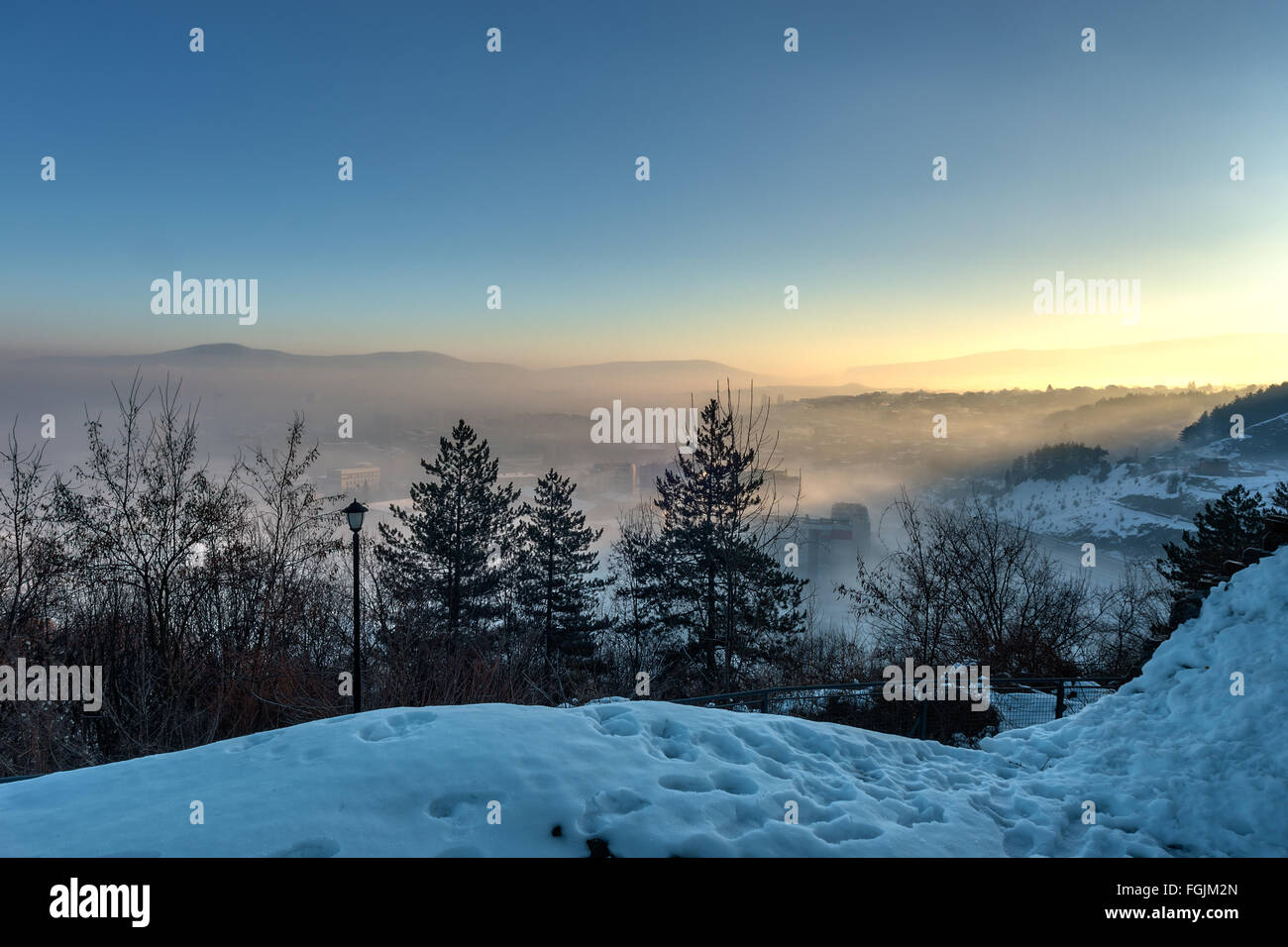 La nebbia e colorato sopra sunrise Pernik città, Bulgaria. Foto Stock