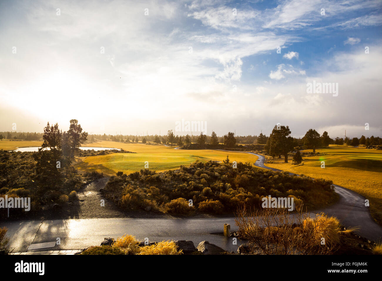 Tempesta dell'orizzonte all'alba in questo paesaggio natura foto di un campo da golf nel centro di Oregon. Foto Stock