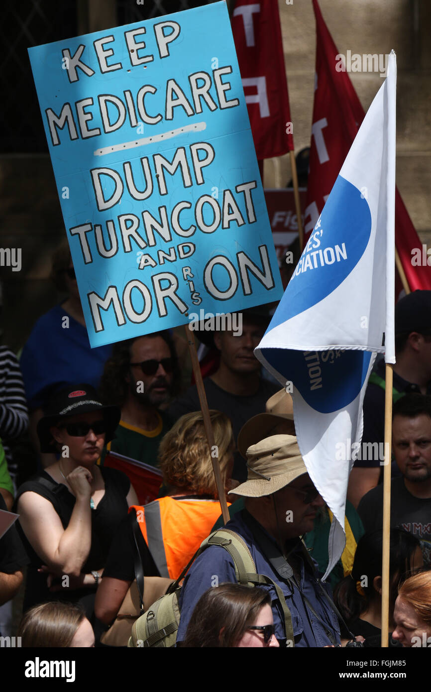 Sydney, Australia. Il 20 febbraio 2016. Il NSW infermiere e ostetriche Association (NSWNMA) hanno marciato dal Municipio lungo George Street a Belmore Park in una community led rally per salvare l'Australia il sistema sanitario, Medicare. Credito: Richard Milnes/Alamy Live News Foto Stock