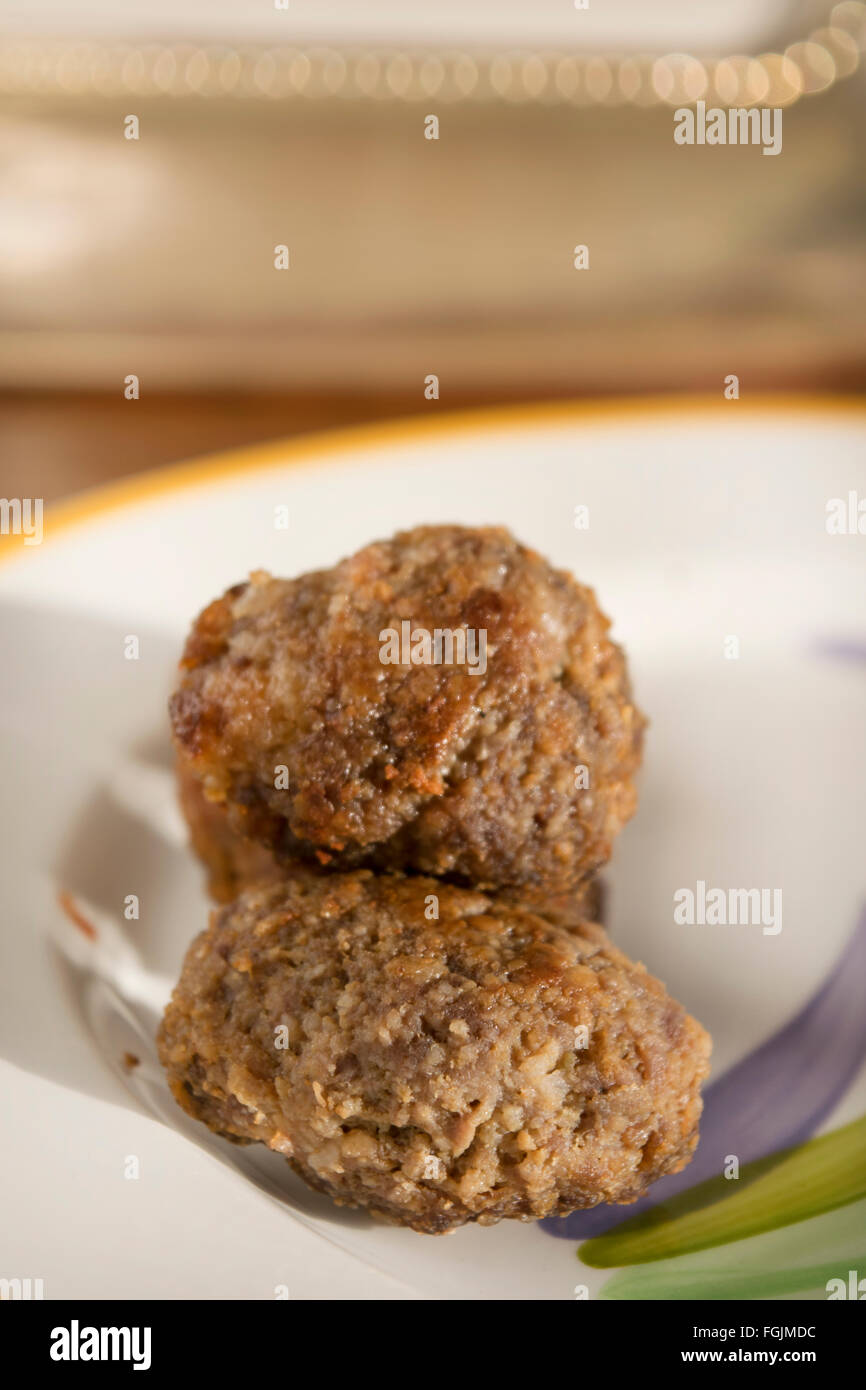 Polpette di carne bovina servita in un piatto bianco Foto Stock
