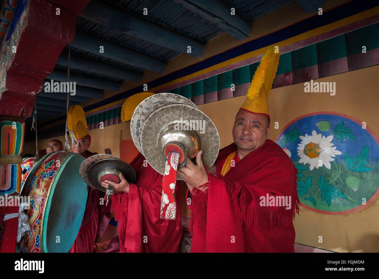 I monaci sono la riproduzione di brani musicali durante il cham danza Foto Stock