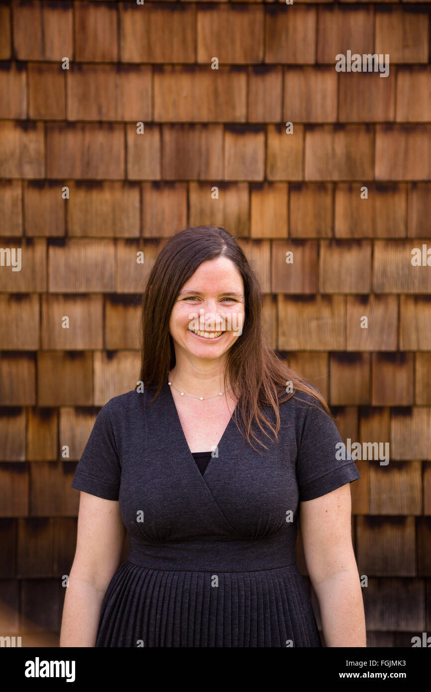 Donna in esterno e in uno stile di vita ritratto con luce naturale. Foto Stock