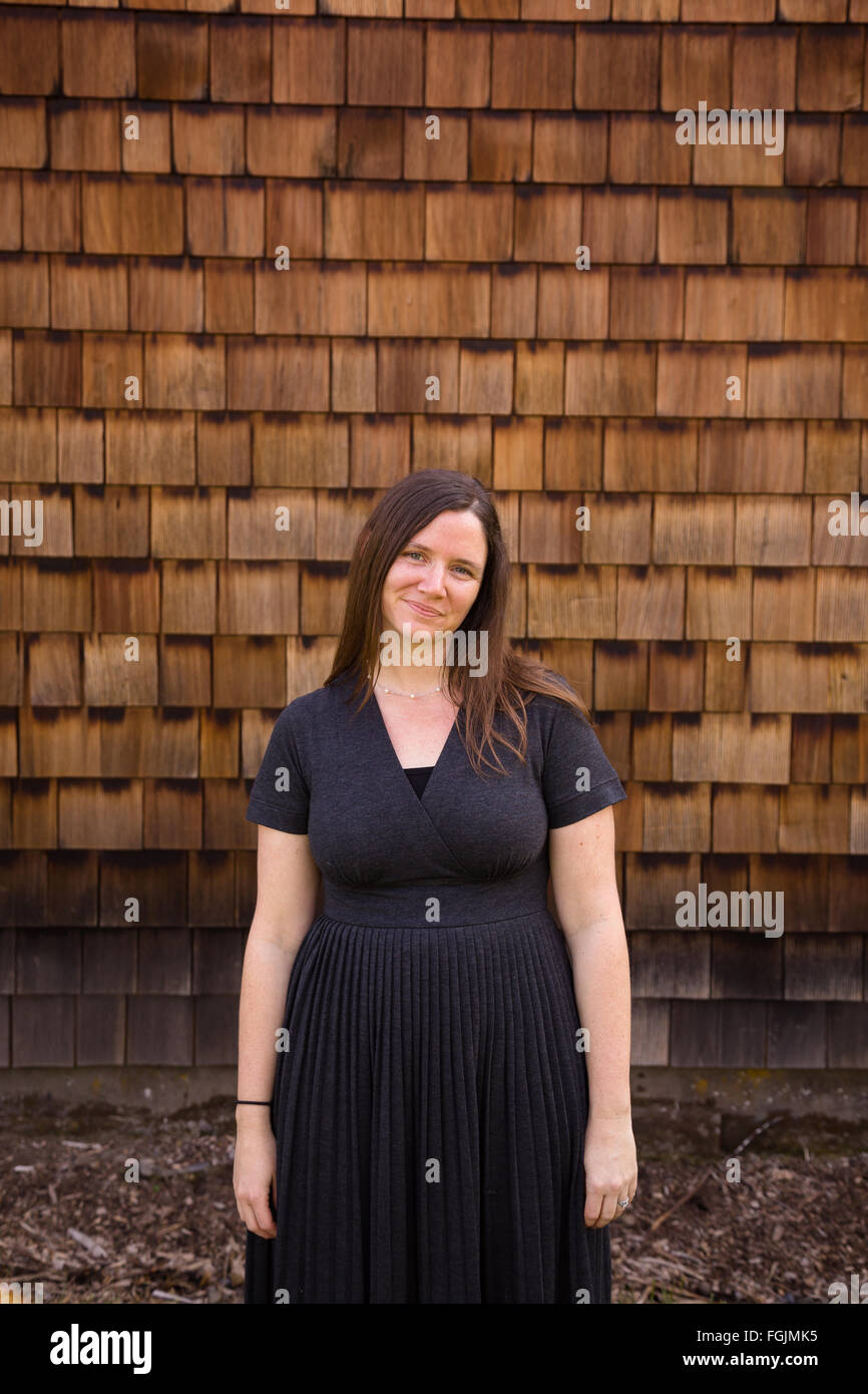 Donna in esterno e in uno stile di vita ritratto con luce naturale. Foto Stock