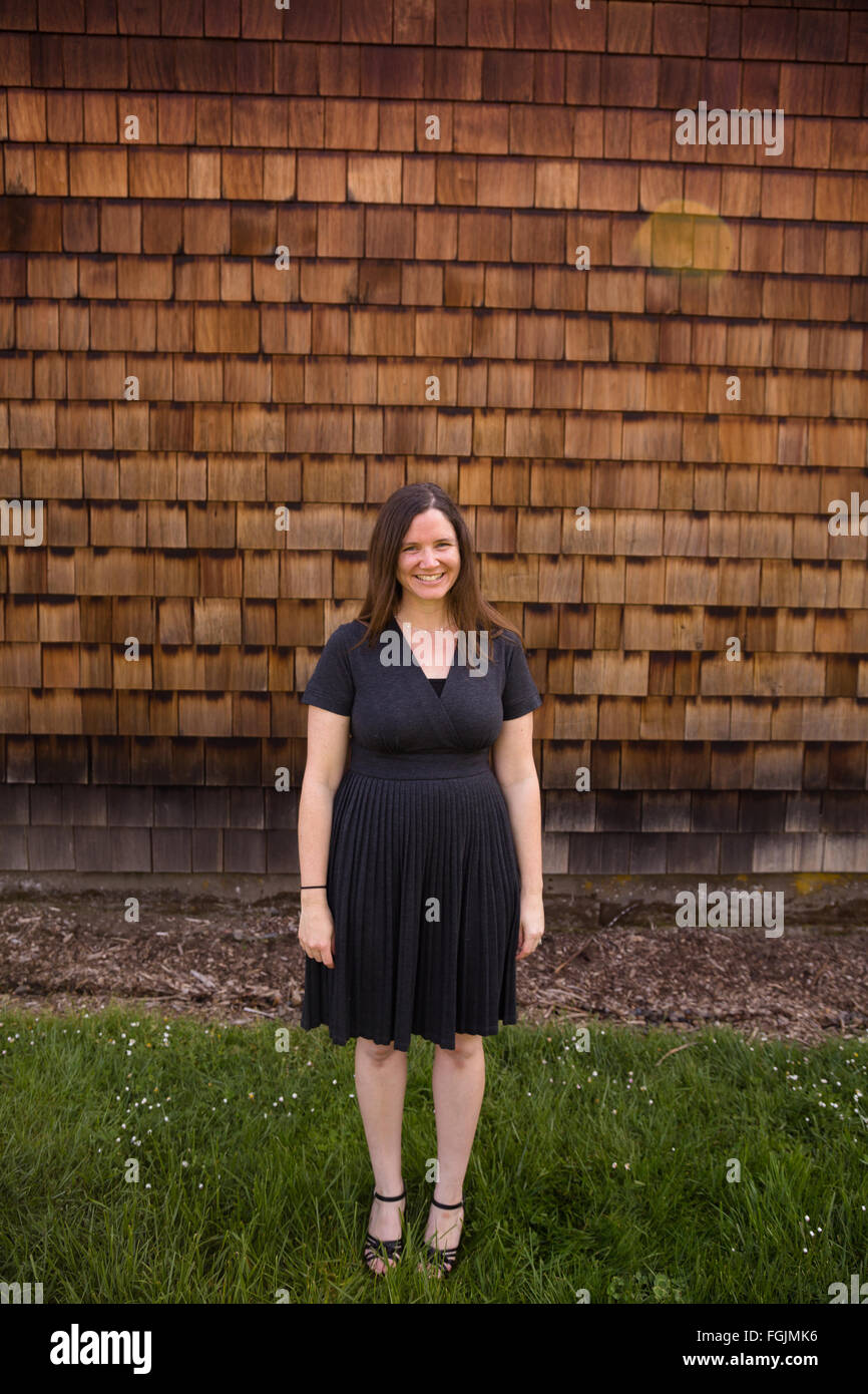 Donna in esterno e in uno stile di vita ritratto con luce naturale. Foto Stock