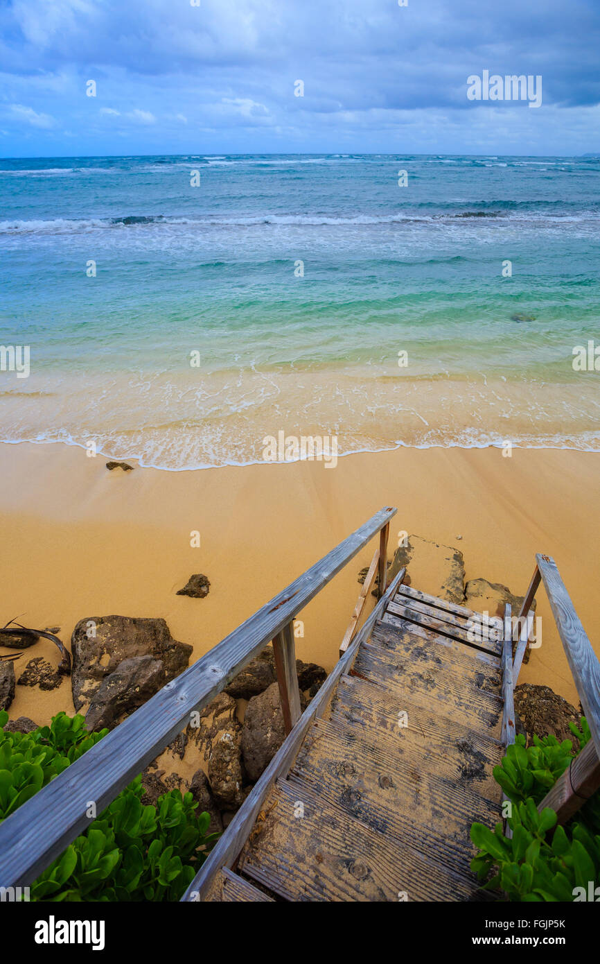 Le scale conducono ad un'incredibile spiaggia sulla costa nord di Oahu Hawaii dove gli ospiti possono affittare case e soggiornare in un parad tropicale Foto Stock