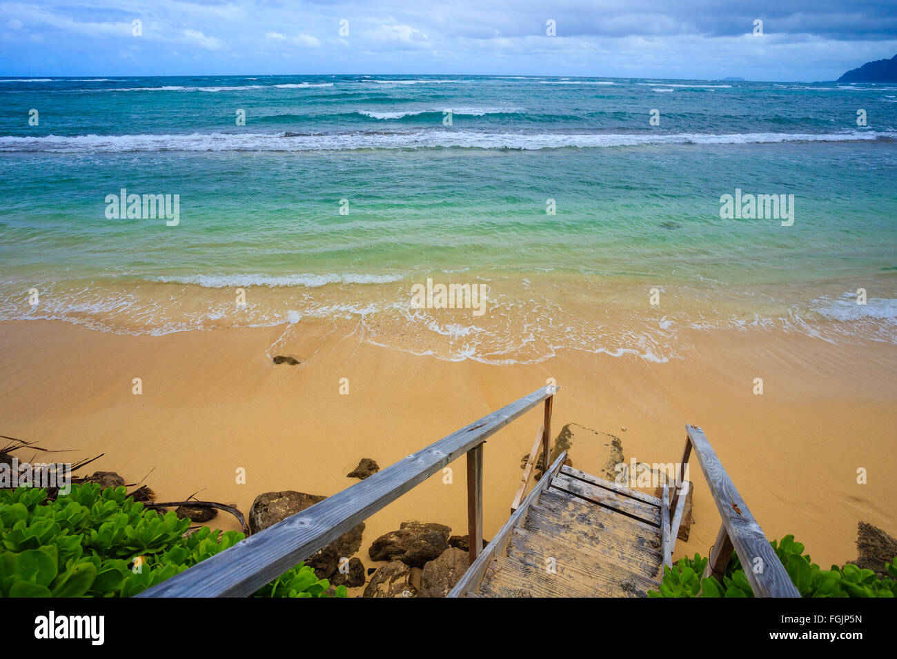 Le scale conducono ad un'incredibile spiaggia sulla costa nord di Oahu Hawaii dove gli ospiti possono affittare case e soggiornare in un parad tropicale Foto Stock