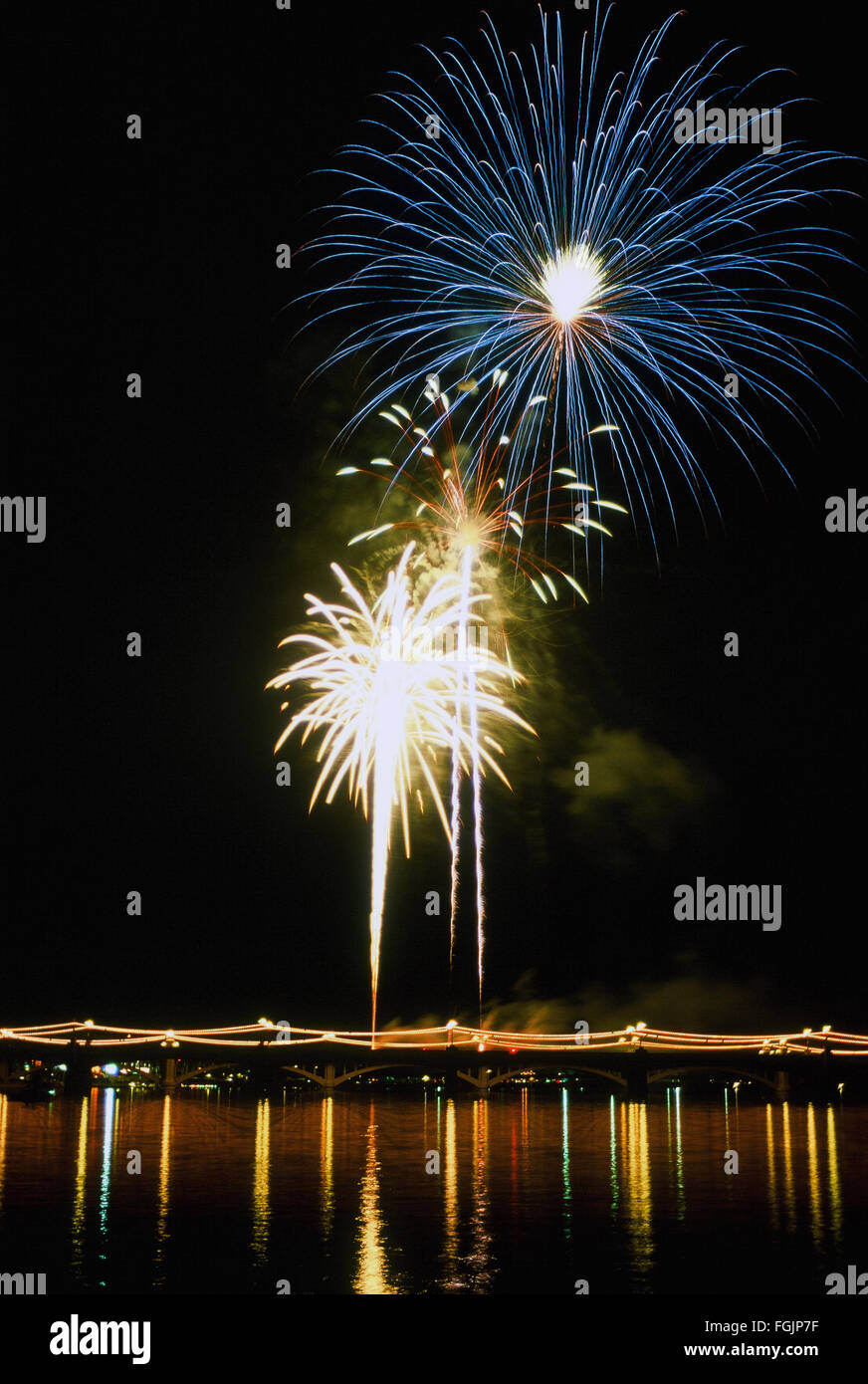 Massiccio i fuochi d'artificio in Tempe Arizona per il Veglione di Capodanno. Foto Stock