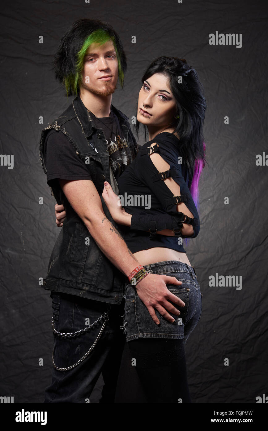 Coppia giovane, gotico, metallo, punk Foto stock - Alamy