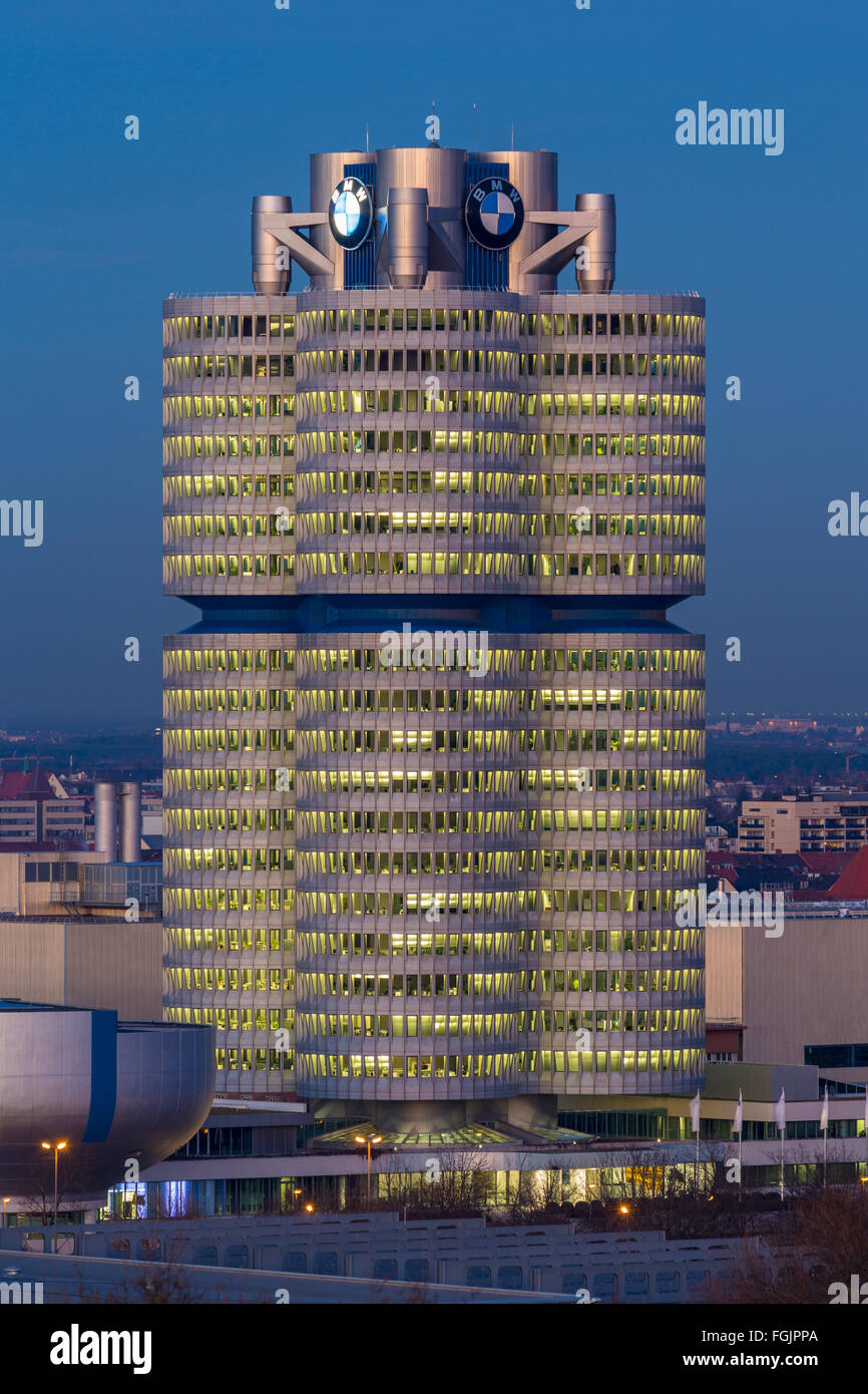 La sede centrale della BMW nella luce della sera, Monaco di Baviera, Baviera, Baviera, Germania Foto Stock