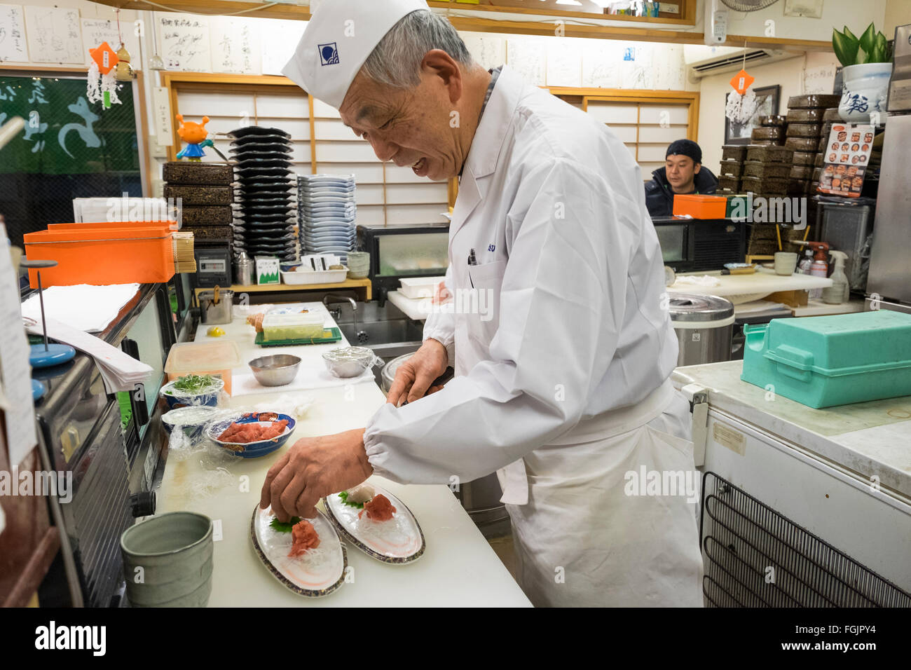 Sushi chef Maestro Murakami, preparare un pasto al Asahizushi sushi-bar in Kesennuma City, Giappone Foto Stock