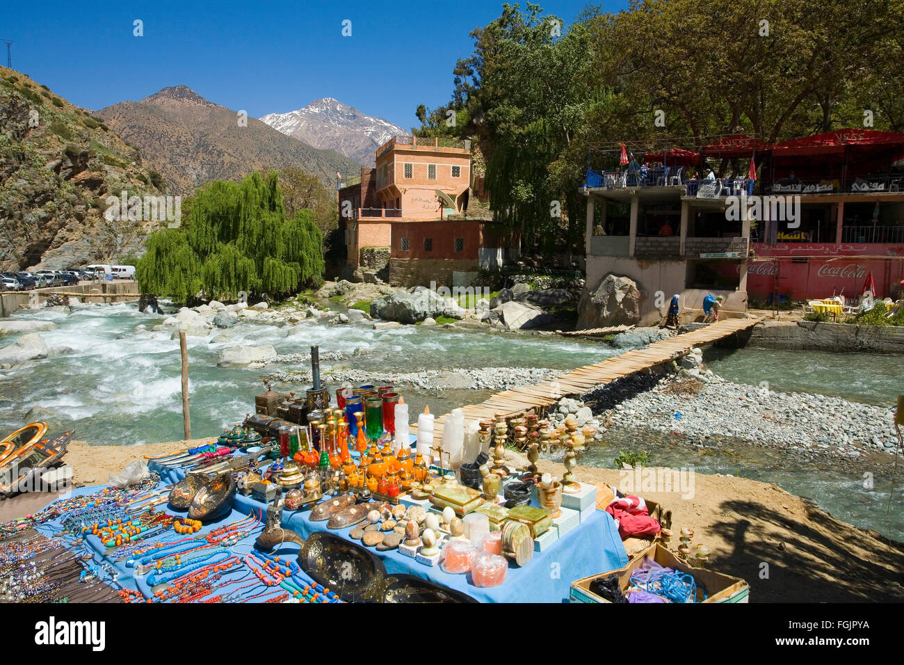 Scena di fiume presso il villaggio di Setti Fatma nell'Ourika Valley Foto Stock