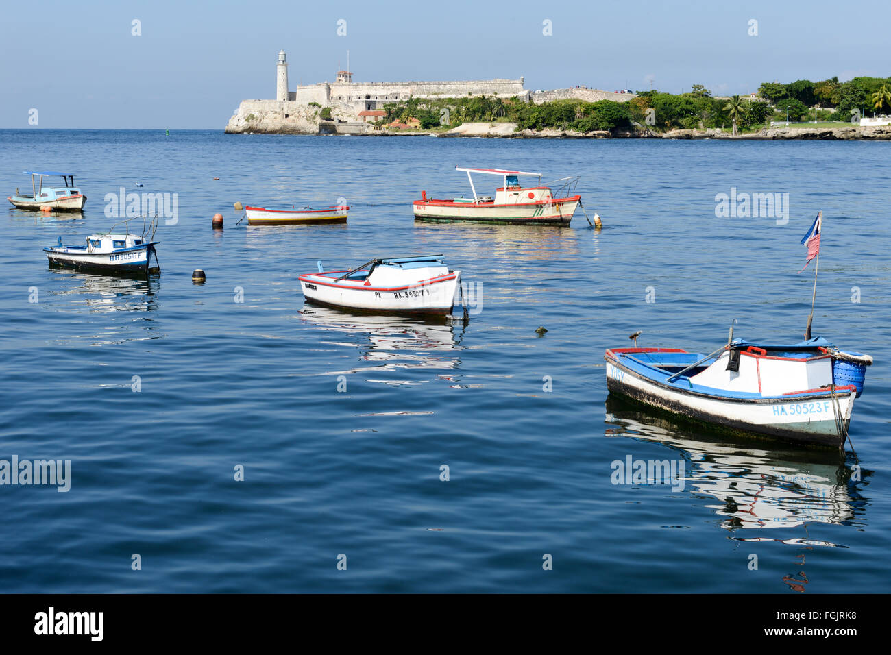 L'Avana il 7 gennaio 2016: barche da pesca nella baia di l'Avana con El Morro castle in background Foto Stock