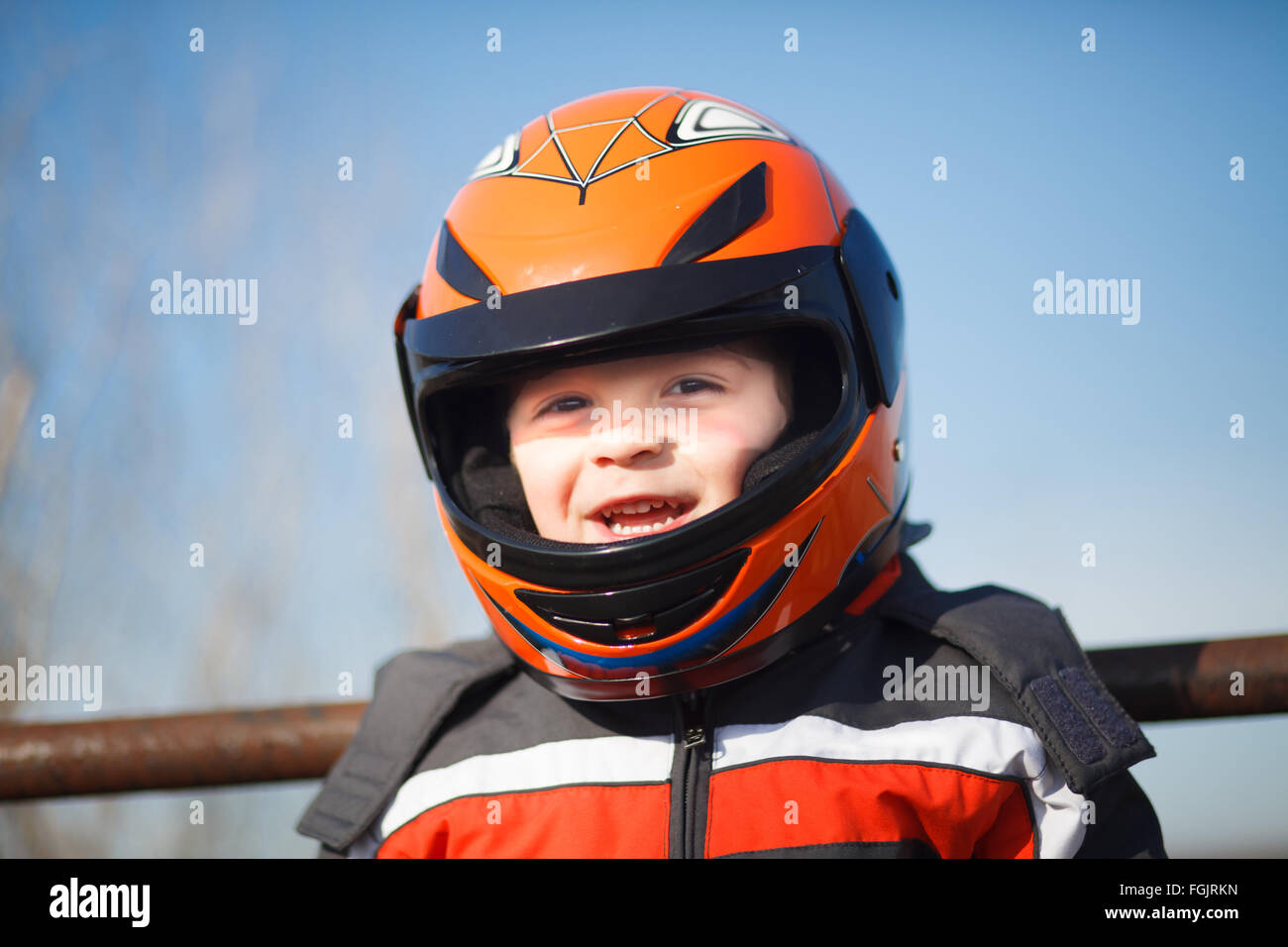 Un ragazzino in un motociclo casco si prepara a cavalcare. Foto Stock