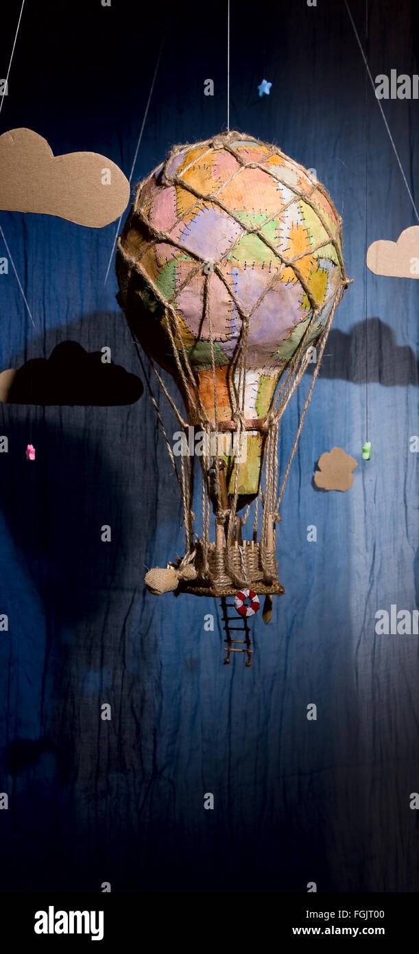 Strano steampunk palloncino che vola tra le nuvole e gli obiettivi per le stelle Foto Stock