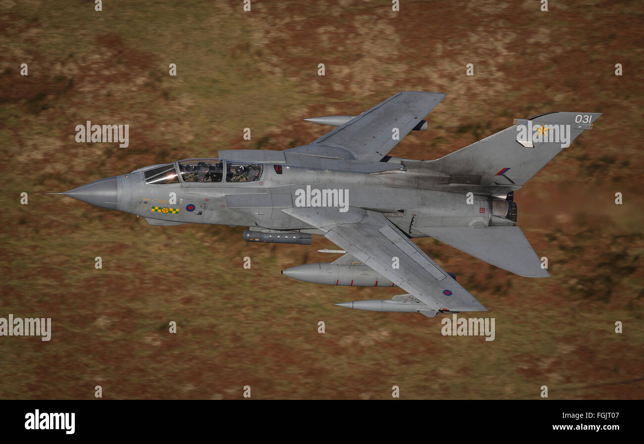 RAF Panavia Tornado GR4 avvicinando il Mach Loop nel Galles del Nord Foto Stock