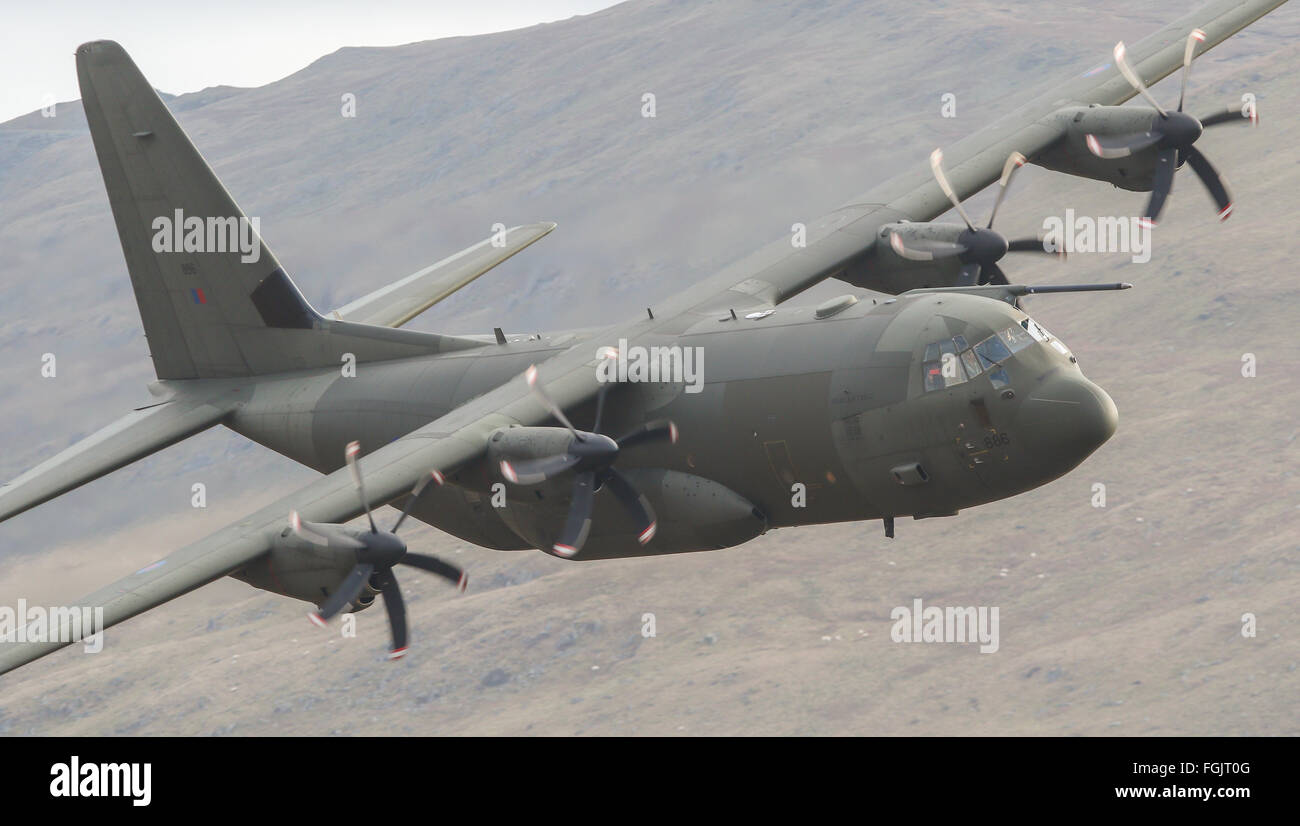 RAF Lockheed C-130 Hercules avvicinando il Mach Loop nel Galles del Nord Foto Stock