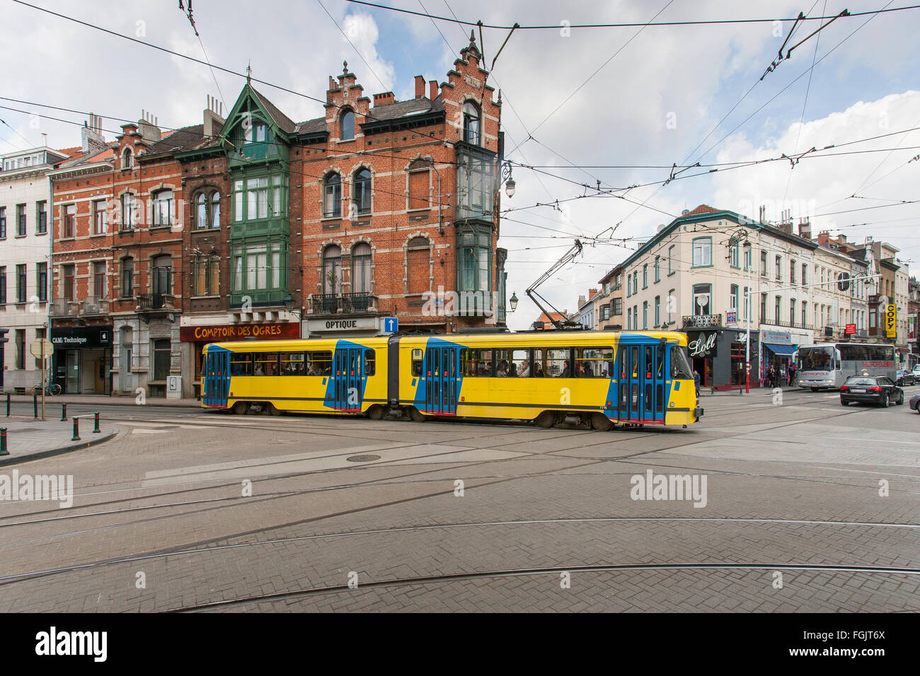 Il vecchio tram di Bruxelles street edifici giunzione Belgio Foto Stock
