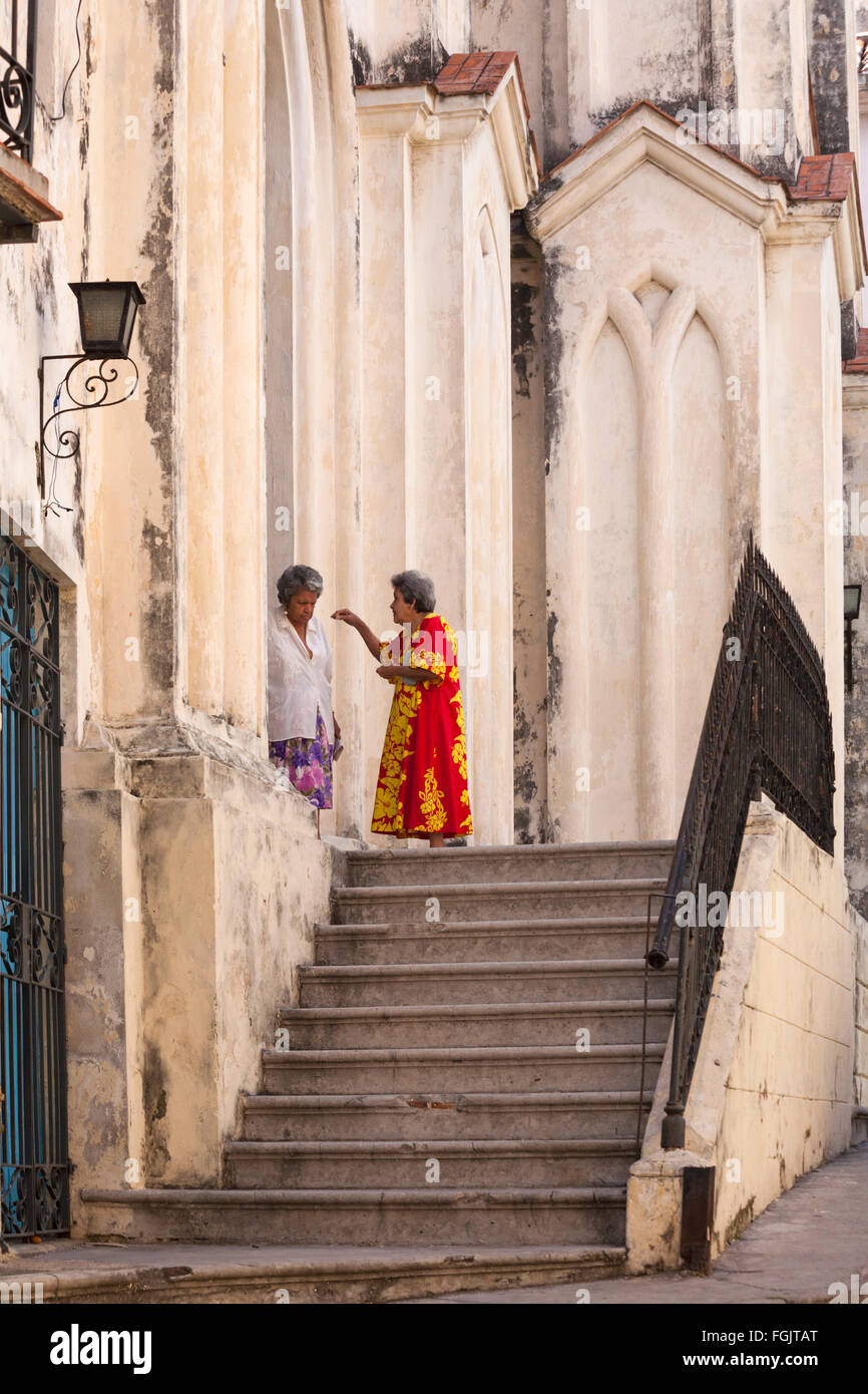 La vita quotidiana a Cuba - Donne Cubane al top delle fasi a l'Avana, Cuba, West Indies, dei Caraibi Foto Stock