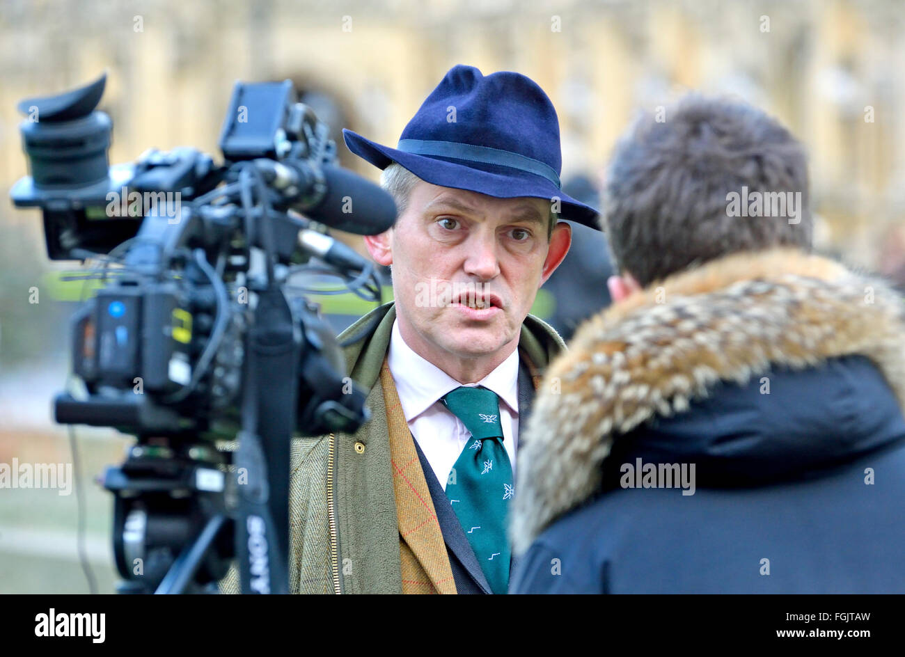 Gawain Towler, UKIP press officer, essendo intervistato da una TV francese su College Green, Westminster, 19 Feb 2016 ... Foto Stock