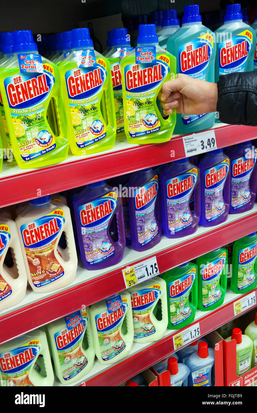 Scaffali ricolmi di varietà di bottiglie di tutti i liquidi-scopo detergente in Kaufland Ipermercato Foto Stock