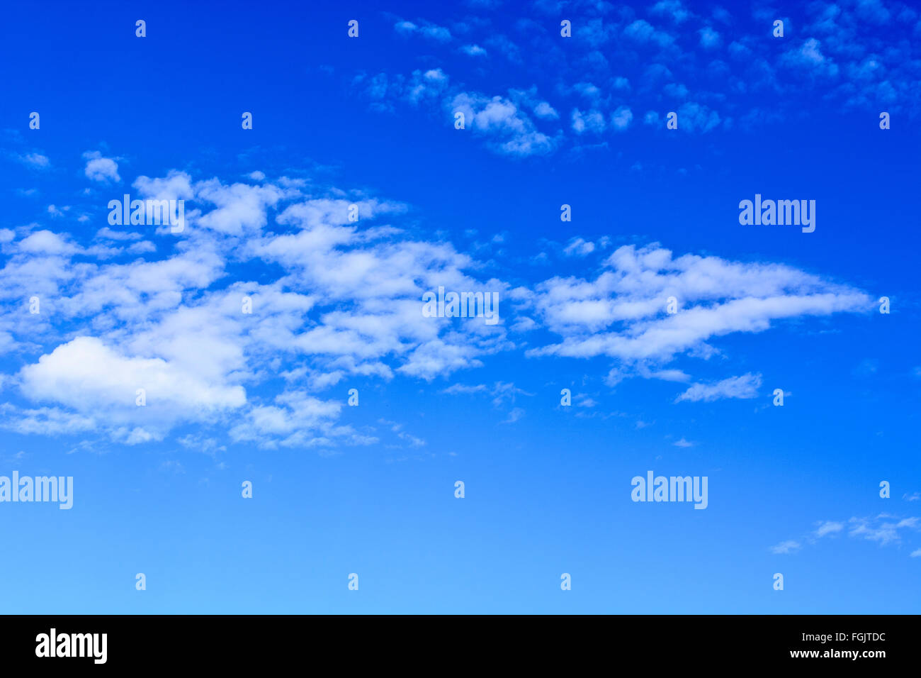 Giorno d'estate e le nuvole bianche che percorrono il cielo blu. Foto Stock