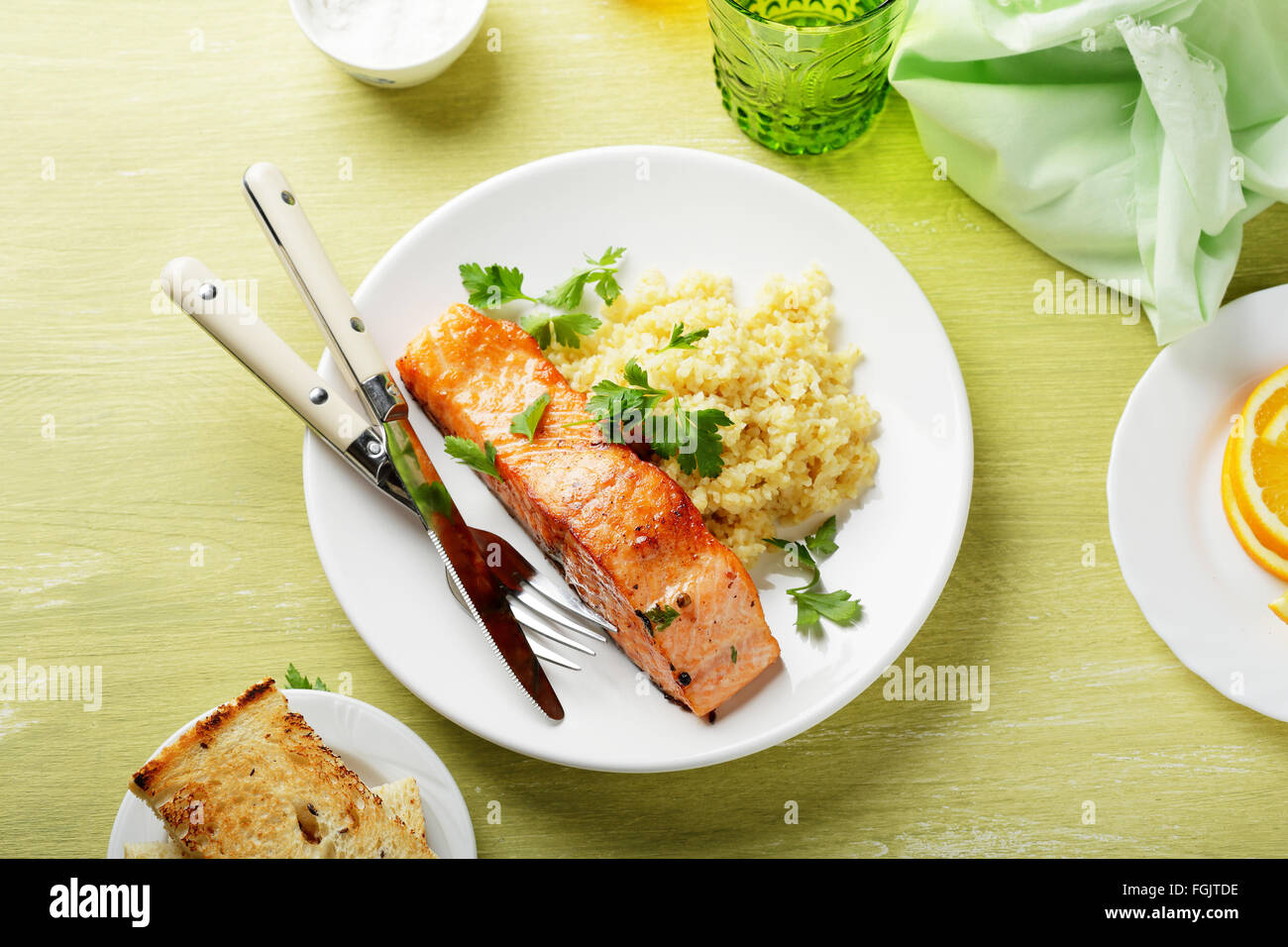 Arrosto di manzo salmone sulla piastra, cibo vista superiore Foto Stock