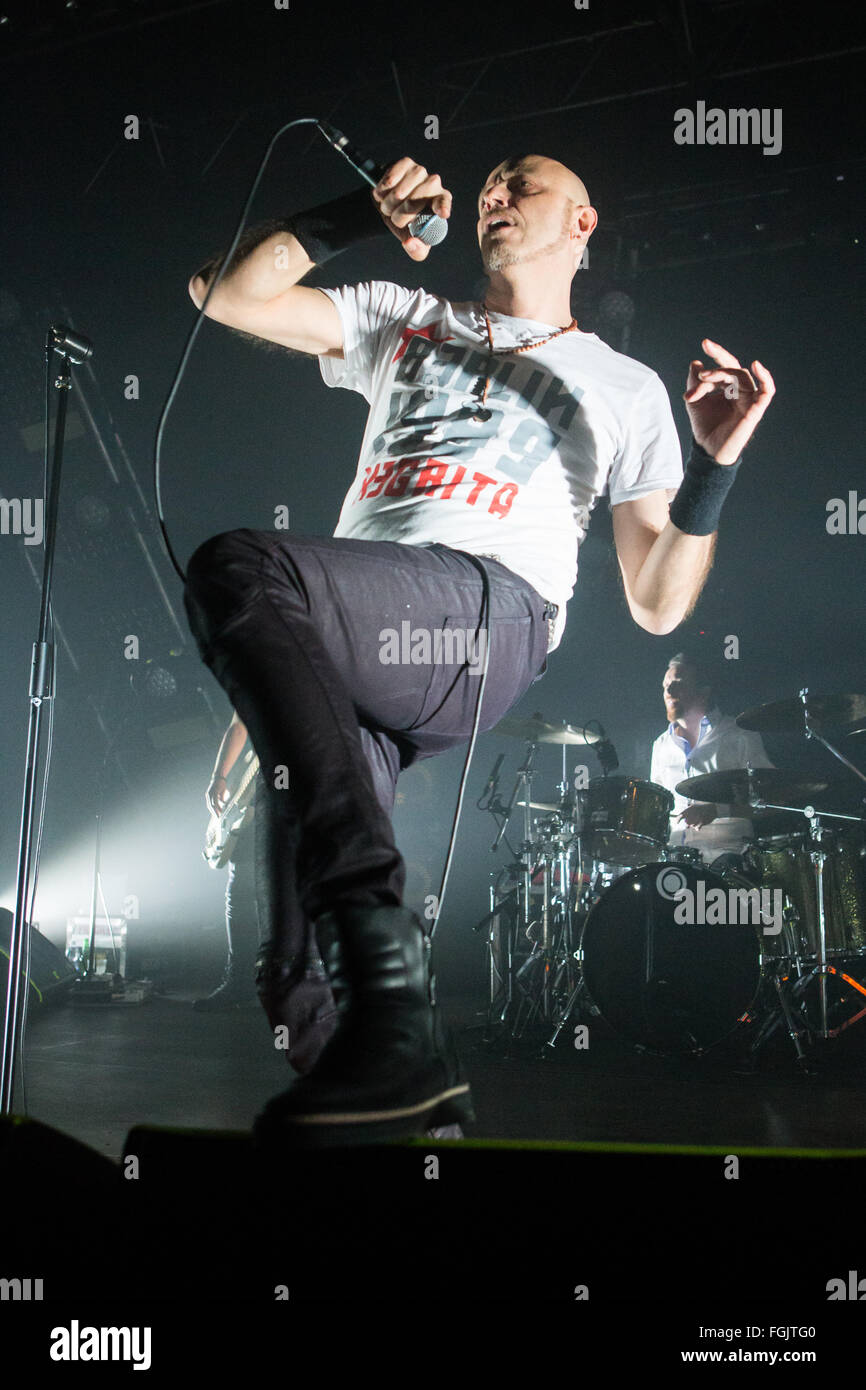 Cambiano d'Agogna Italia. Il 19 febbraio 2016. La rock band italiana NEGRITA suona dal vivo sul palco del fenomeno durante il "Club Tour 2016' Credit: Rodolfo Sassano/Alamy Live News Foto Stock