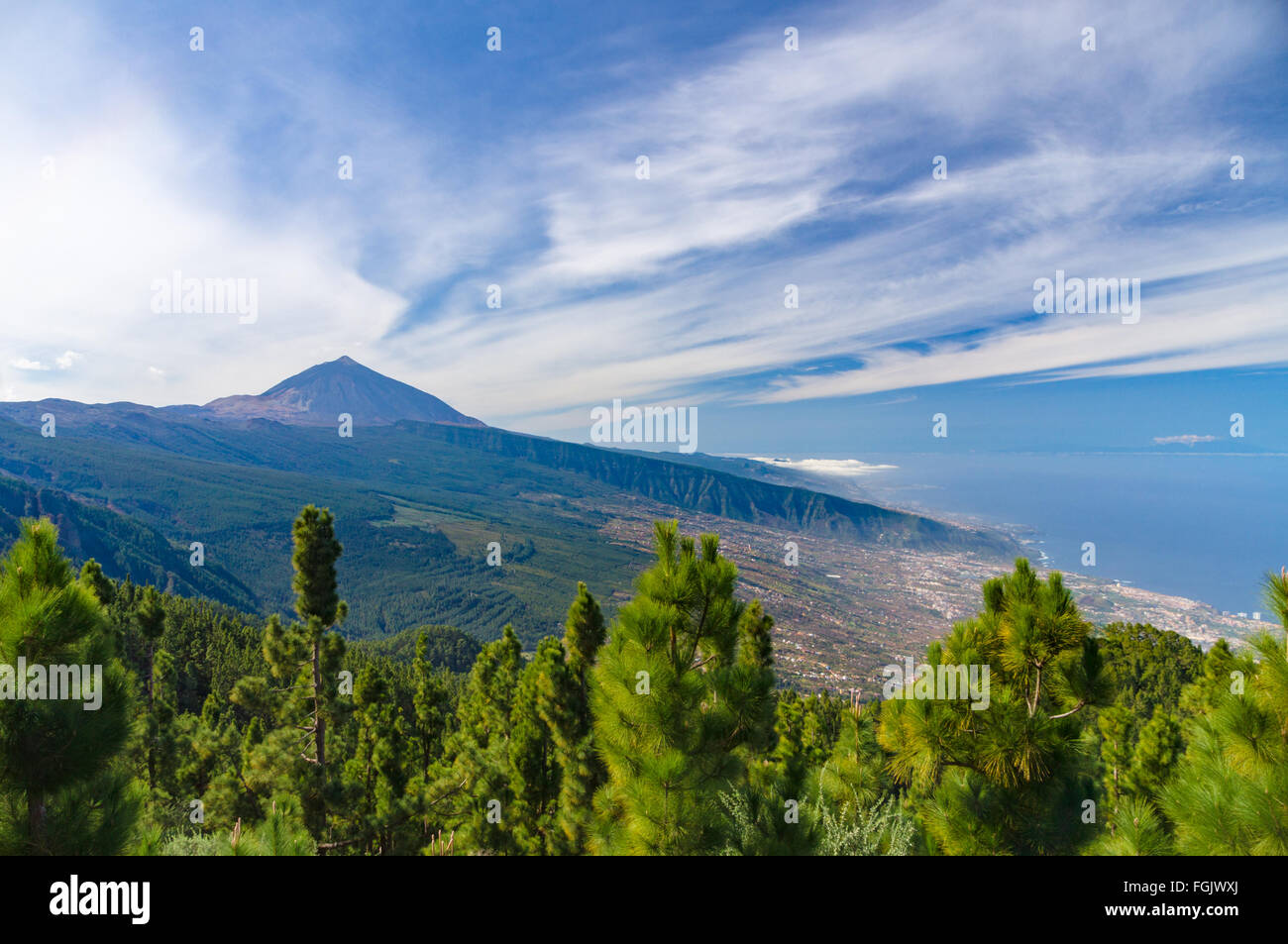Vista sul vulcano Teide e della valle di Orotava dal Mirador de Chipeque, Tenerife, Isole Canarie, Spagna Foto Stock