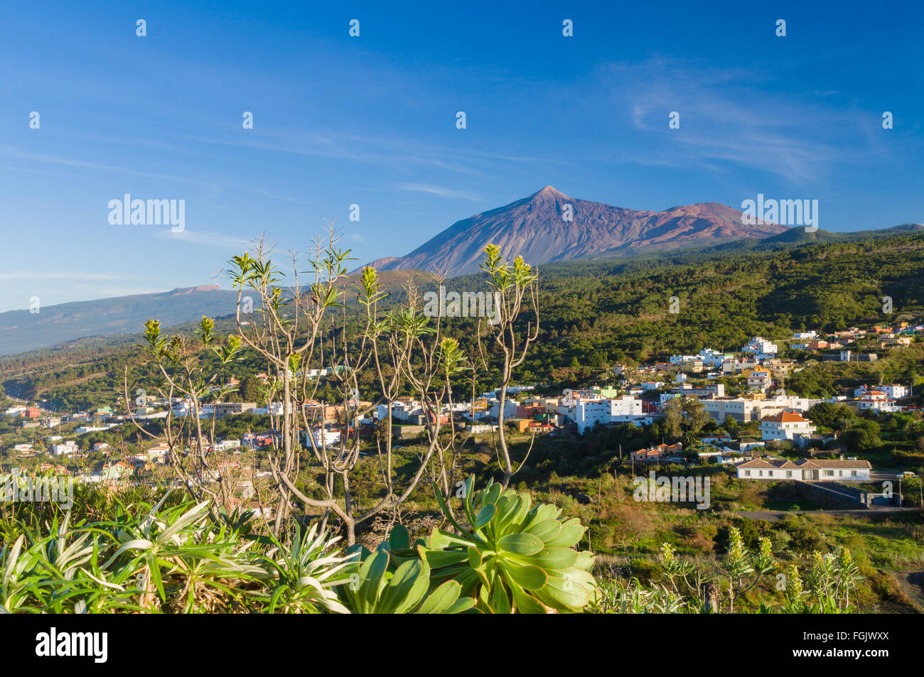 El vulcano Teide e El Tanque città Dal Mirador Lomo Molino, isola di Tenerife, Spagna Foto Stock