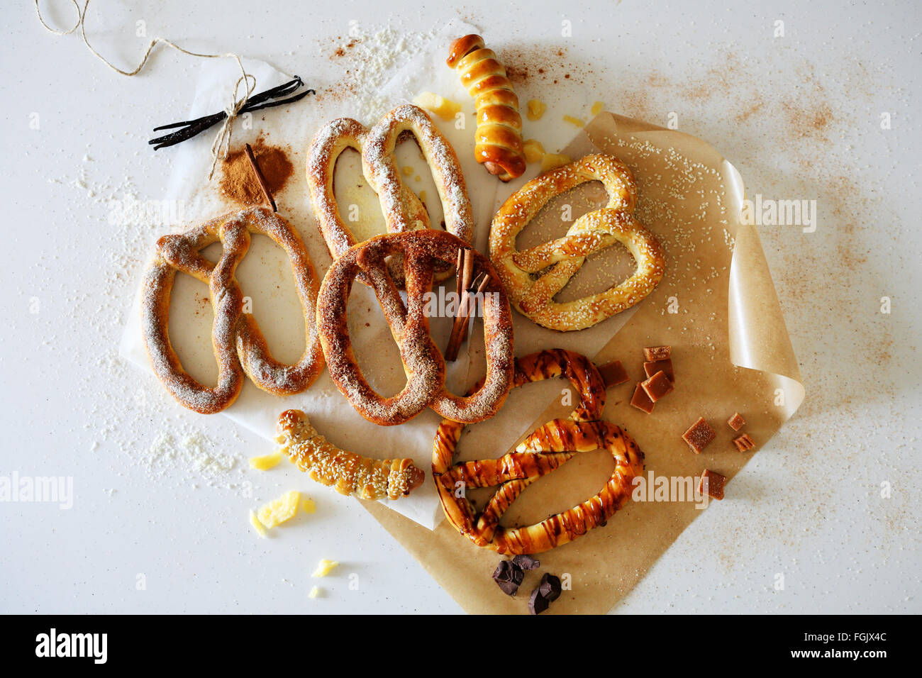 Bretzels tedesco con spezie vista superiore, cibo Foto Stock