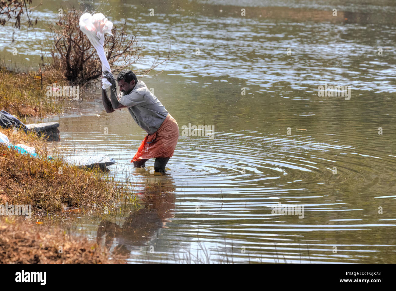 Servizio lavanderia giorno nel fiume, del Periyar Thekkady Kerala, India Foto Stock
