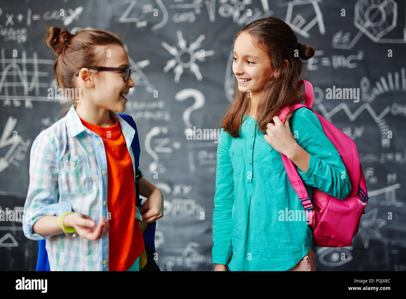 Belle Ragazze in chat a rottura tra lezioni Foto Stock