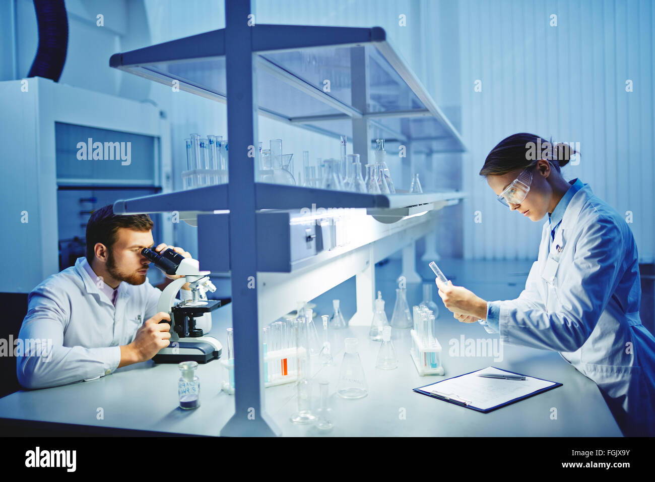 I giovani medici facendo ricerca scientifica Foto Stock