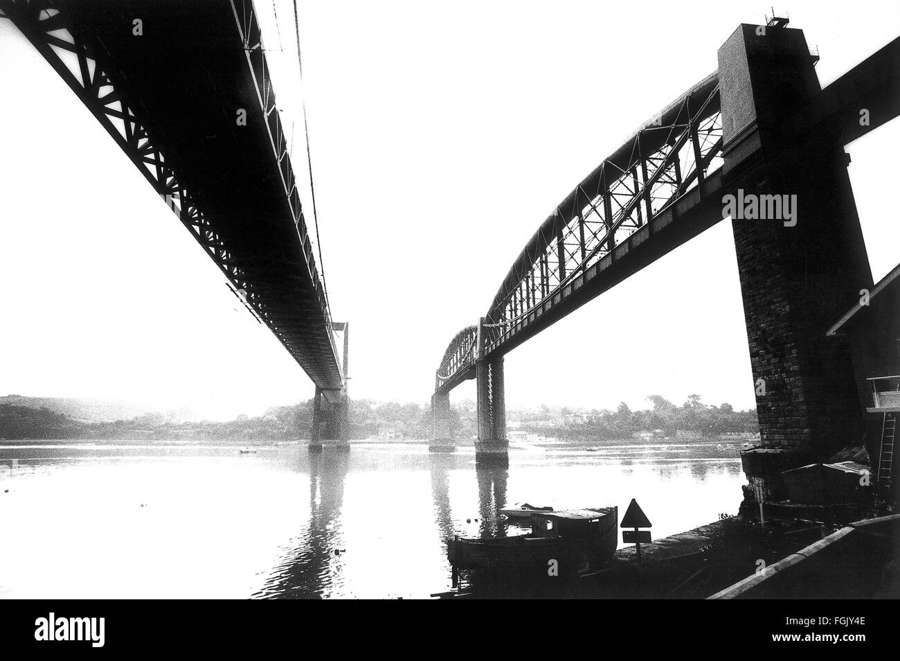 AJAXNETPHOTO - PLYMOUTH,Inghilterra. - Attraversamento di fiume - (L-R) TAMAR ROAD E BRUNEL della stazione ferroviaria di ponti che attraversano il fiume tra Plymouth e SALTASH visto dal lato della Cornovaglia. Foto:JONATHAN EASTLAND/AJAX REF:TAMAR BW2 Foto Stock