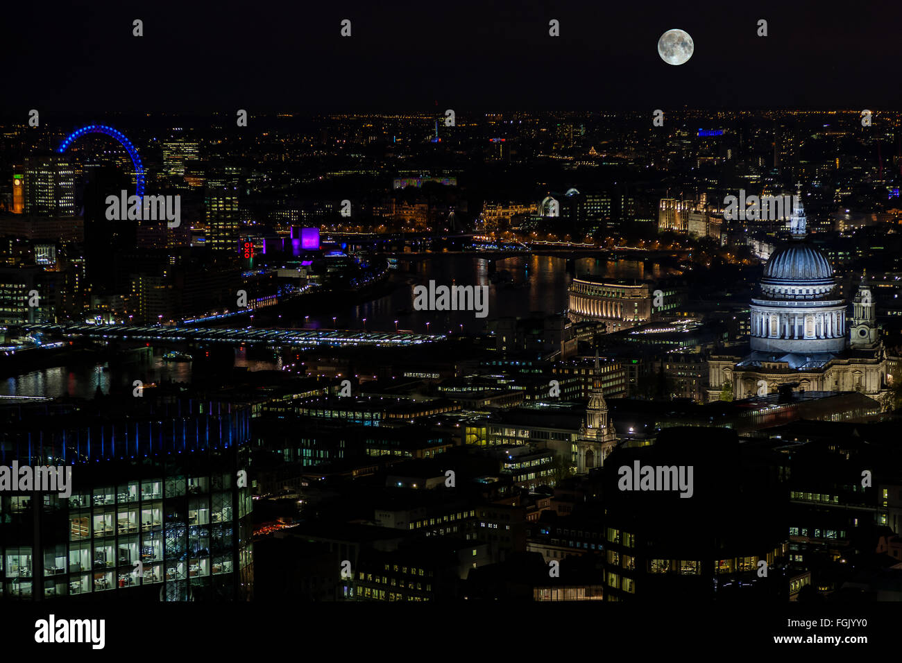 La Full Moon Rising sopra la città di Londra Inghilterra Foto Stock