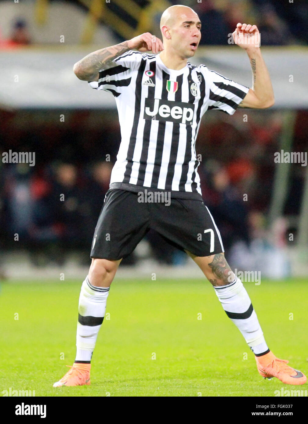La Juventus di avanti Simone Zaza (L) appare durante il campionato italiano  di una partita di calcio tra Bologna FC v Juventus FC Foto stock - Alamy