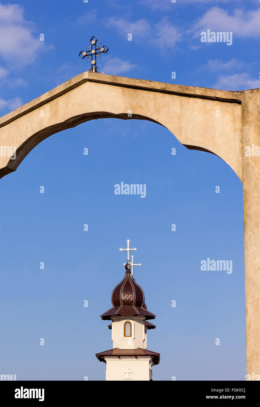 Campanile di una Chiesa visibile attraverso la porta dell'arco Foto Stock